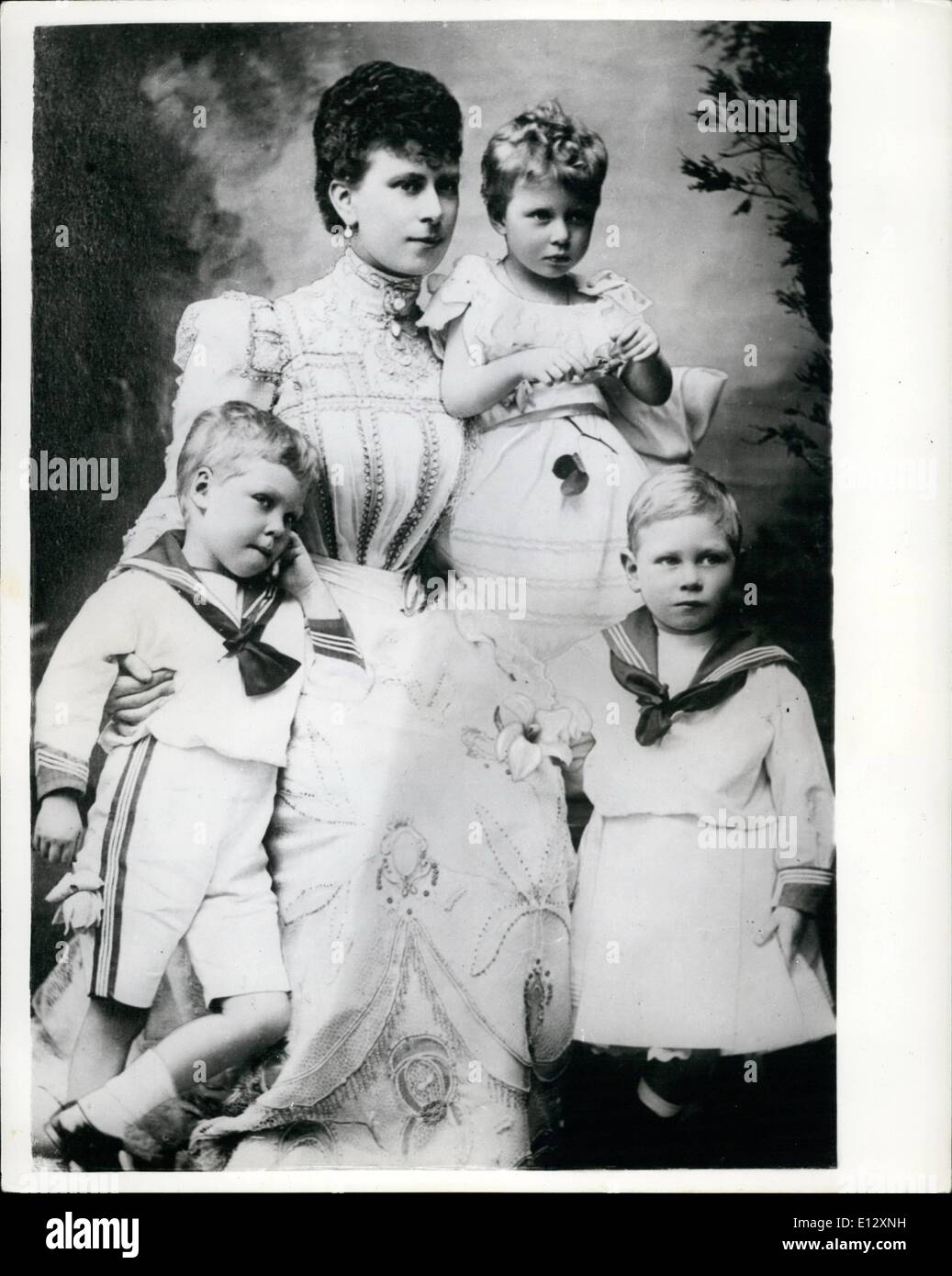 Queen Sie 26. Februar 2012 - Mary, dann die Herzogin von York, mit Prinz Edward (die wurde von Edward VIII. und später Herzog von Windsor), Prinz Albert (rechts), wurde George VI, und Prinzessin Mary, jetzt die Princess Royal. Stockfoto