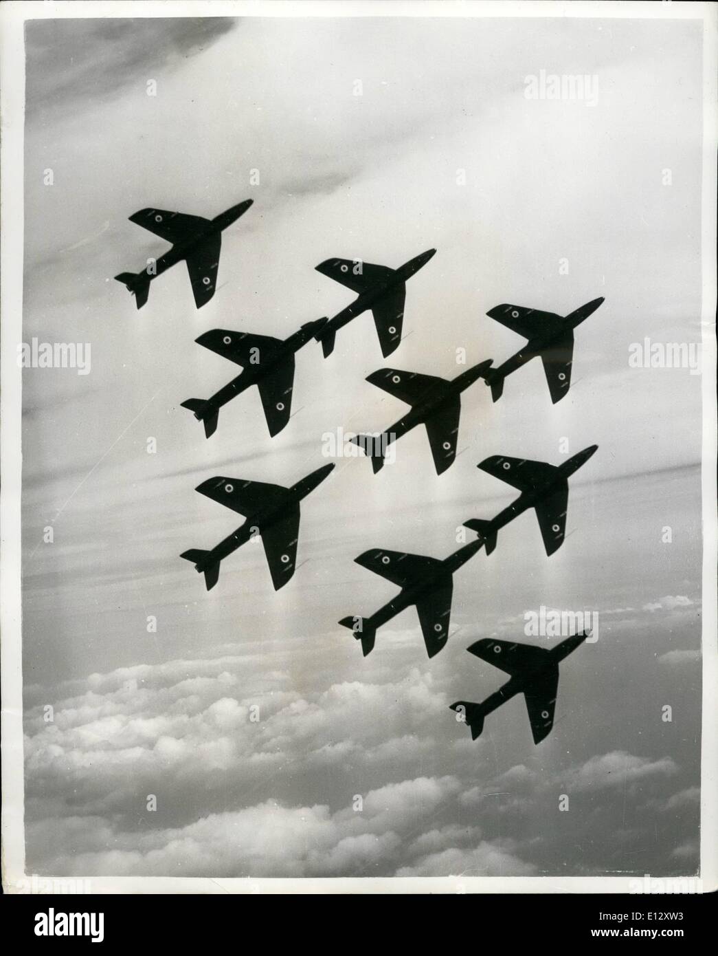 25. Februar 2012 - eine neun Flugzeuge-Schleife für die Farnborough Anzeige. Der erste Jet-Kunstflugstaffel durchzuführen als eine Formation von fünf Flugzeugen, Nr. 111. Squadron hat nun eine weitere neue Technik entwickelt, die zum ersten Mal in der S.B.A.C.-Anzeige in Farnborough angezeigt werden soll. Neun Flugzeuge des Geschwaders bricht Weg von den fliegen Vergangenheit Bildung von 27 Jäger und vor ihnen fünf Loopings gehen in ihre Demonstration. Das Geschwader wurde gewählt, um R.A.F Fighter Command in öffentlichen zeigt dieses Jahr vertreten Stockfoto