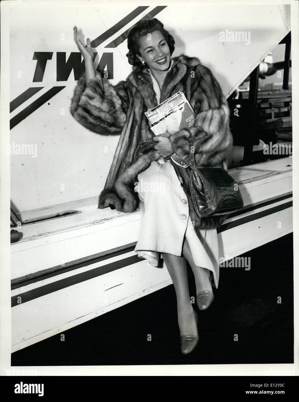 26. Februar 2012 - kommt Linda Christian, der vor kurzem berichtet wurde, um von ihrem Ehemann, Tyrone Power, getrennt in New York auf TWAs Super Constellation Botschafter Non-Stop Flug von Los Angeles. Sie ist frei, bei der "Ch-Männer oder Frauen." Kredit: TWA Stockfoto