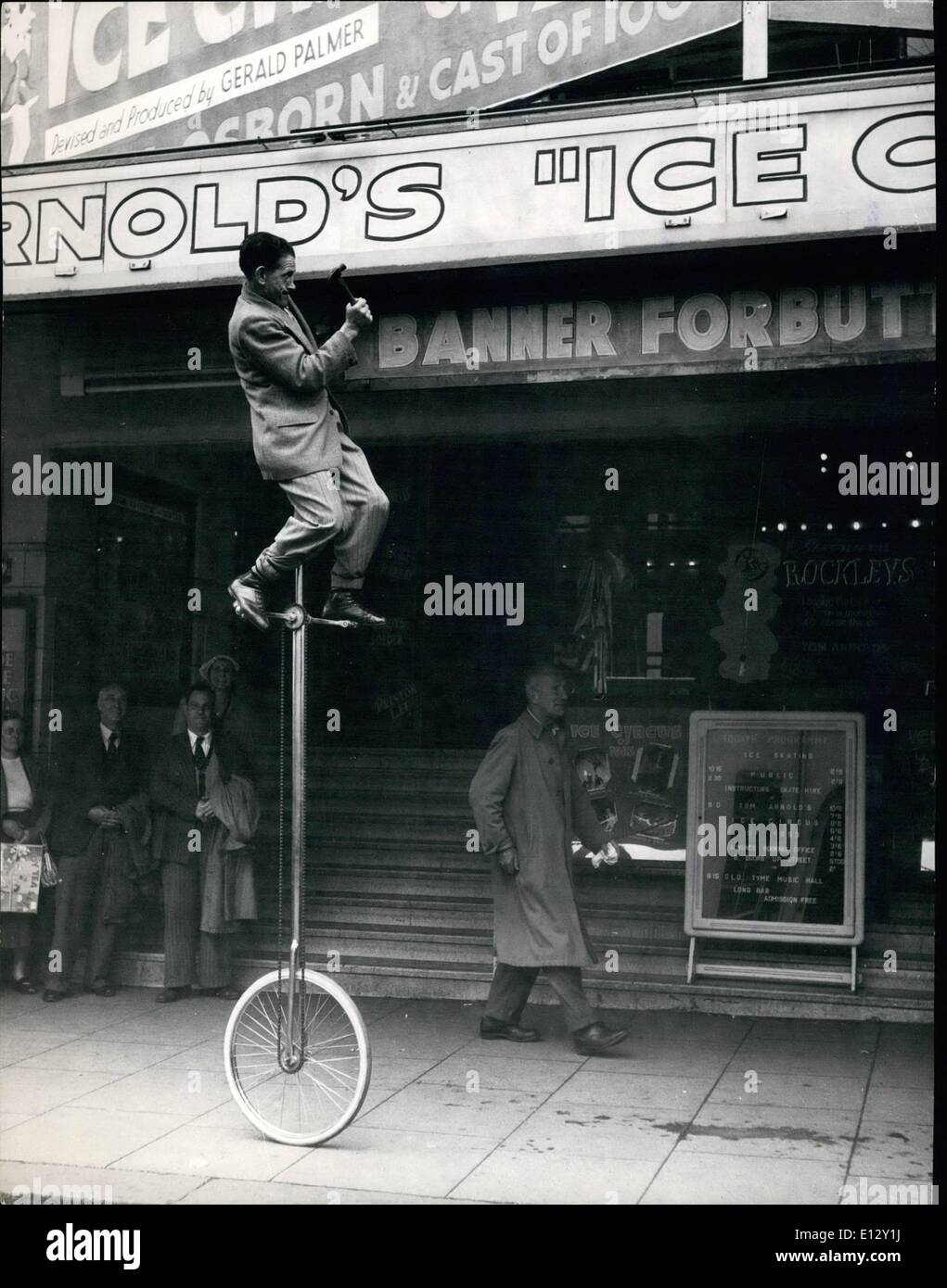 26. Februar 2012 - A schöne Gefühl der BALANCE: Und A LADDER ist nicht notwendig: Banner Forbutt, erscheinen in Brightons Eis Zirkus, spart das Wartungspersonal einen Job durch das Aufstellen von seinen zwei Ankündigungen vor dem Theater. Balancing auf seinen Zyklus ein Rad, macht er eine Leiter überflüssig. BANNER FORBUTT JOB ist immer IN der BALANCE: Reiten ein One-Rad braucht ein schönes Gefühl für Balance Stockfoto