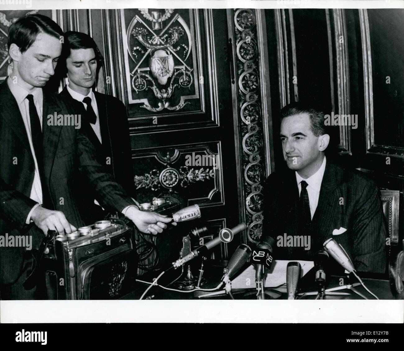 25. Februar 2012 - ALAIN PEYREFITTE. Französisch Informationsminister Ankündigung General de Gaulles Entscheidung zu laufen für die Präsidentschaft in der zweiten Runde Sonntag, den 19. Dezember. Stockfoto