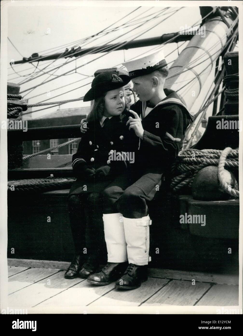 26. Februar 2012 - jüngste Offizier "der Marine die Königin besucht HMS Victory in Portsmouth. Der Geist von Nelson ist sehr lebendig in der Person des fünfjährigen Amanda Coppin von London. Sie laufen konnte seit Amanda der Marine und alles an ihr interessiert. Ihre Mutter machte eine kleine Nachbildung des ein W.R.N.S. Offizier Uniform, die das kleine Mädchen liebt zu tragen. Als besonderes Schmankerl wurde Amanda nach Portsmouth gebracht wo sie über die berühmte H.M.S eskortiert wurde Stockfoto
