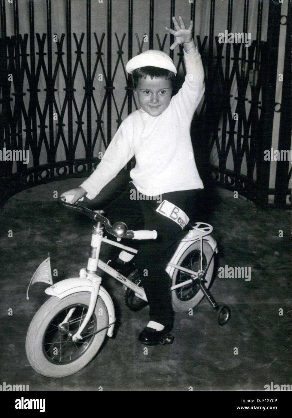 26. Februar 2012 - inspiriert Tour de France Mode. Sportliches Outfit für kleine Jungs von Virginie, für ihre Herbst / Winter-Kollektion entworfen. Es ist berechtigt Louis Bobet, nach dem Namen des populären französischen Radsport Racer, der wahrscheinlichen Sieger der Tour de France 1955. Stockfoto