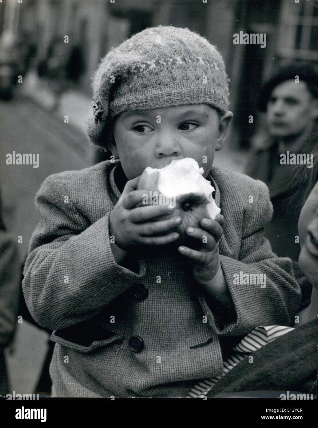 26. Februar 2012 - kleiner Junge - großer Apfel: '' Frage mich, wenn ich gebissen off ein bisschen mehr als ich kauen kann '' sinniert. Lester Brooks von Woodstock, Ochsen, die stetig seinen Weg durch eine Übergröße in Äpfel essen ist. Stockfoto