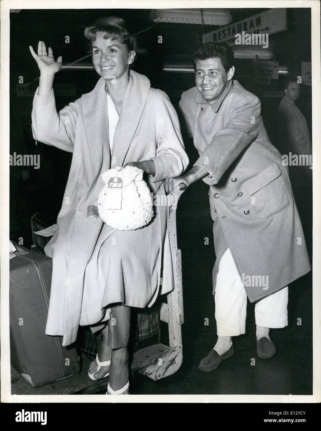 26. Februar 2012 - Mai Idlewild Airport, N.Y., 16.. Hübsche Debbie Reynolds bekommt einen können Assist von Ehemann Sänger Eddie Fisher mit dem Gepäck bei der Ankunft aus Los Angeles über TWA. Sie sind hier für ein Wochenende-Business-Konferenz. Stockfoto