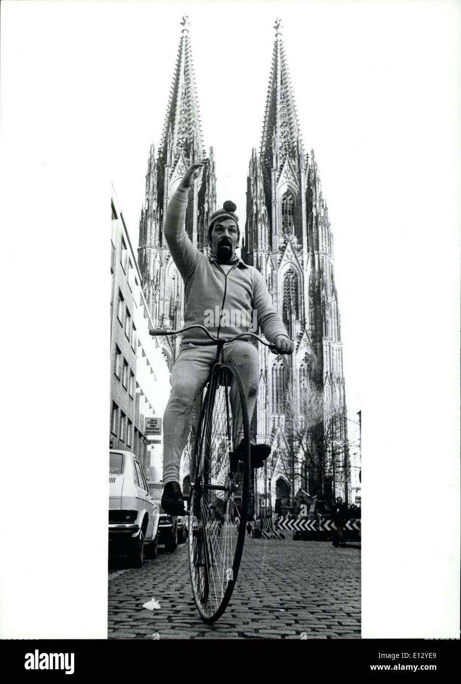 26. Februar 2012 - von BERLIN nach PARIS mit dem Fahrrad. Auf einer Tour von Berlin nach Paris auf eine altmodische Fahrrad (unser Bild entstand in Köln vor dem Start) ist die 32 Jahre alte Clemens Muter aus Köln. Mit dieser Reise imitiert er die berühmten Berlin Cabby '' Eiserne Gustav'' (Eisen Gustav), die gleichzeitig die gleiche Tour mit einer Pferdekutsche gemacht. Dies ist nicht die erste ursprüngliche Verpflichtung des Bewohners Köln, zeigen seine '' Titel '': Weltmeister der Schalentiere Essen, Quacksalber-Europameister und deutscher Meister der gekochten Kartoffeln essen. Stockfoto