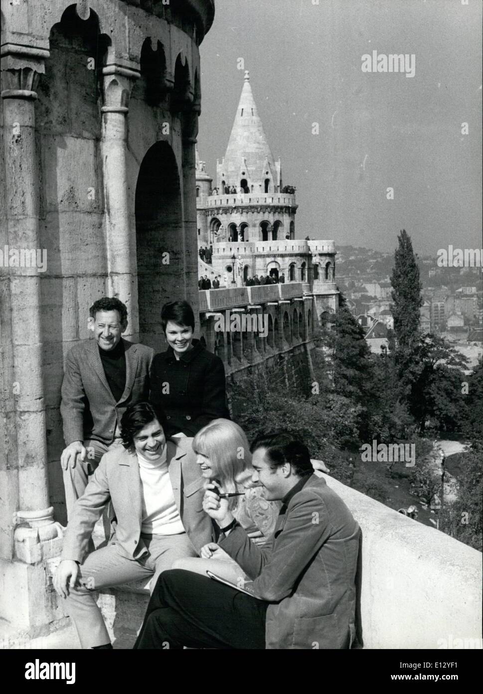 26. Februar 2012 - ist ein amerikanischer Film wird erschossen in Ungarn. Der Standort-Arbeit an der ersten großen amerikanischen Film in Ungarn gedreht werden, hat der Metro-Goldwyn-Mayer Gesellschaft '' The Fixierer '' in Budapest am 9. Oktober Top American begonnen fuhren Filmemacher John Frankenheimer und Produzent Edward Lewis die Arbeit der amerikanischen britischen Französisch Ungarisch gegossen und Mitarbeiter, die Besetzung leiten durch britische Stars Carol White und Alan Bates , Amerikanischen Stars Elizabeth Hartman und Jack Gilford, andere Sternnamen sind die Briten Dirk Bogarde, der Royal Shakespeare Company David Warner und Ian Holm, der Amerikaner Stockfoto