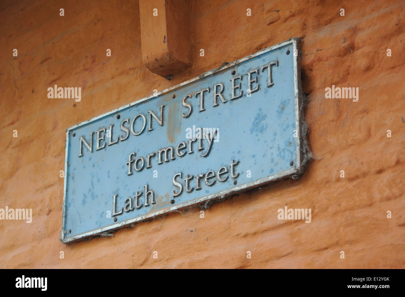 Himmelblau Straßenschild auf eine braun gestrichene Gebäude sagen "Nelson Street früher Lath Street" King's Lynn, Norfolk. Stockfoto