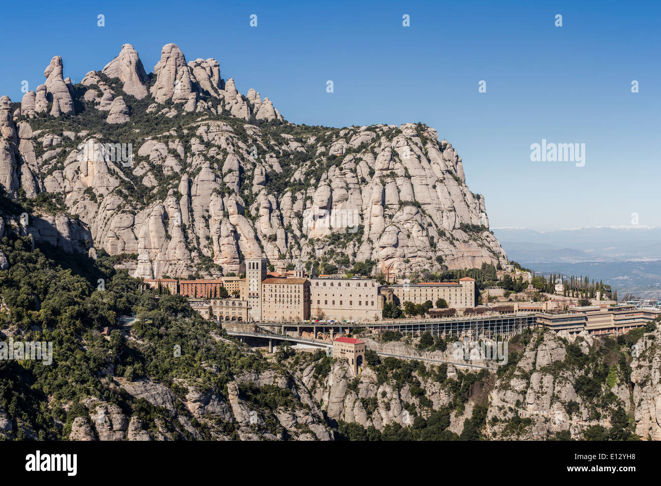 Ansicht des Klosters Montserrat aus Kreuz von Sant Miquel Stockfoto