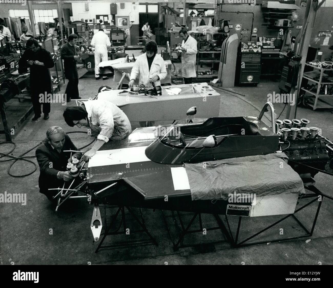 25. Februar 2012 - überwacht John Surtees Arbeit in seiner Eden-Brücke-Fabrik, wo er eine Produktionslinie der neue Rennwagen für die Saison 74 bereits begonnen hat. Stockfoto
