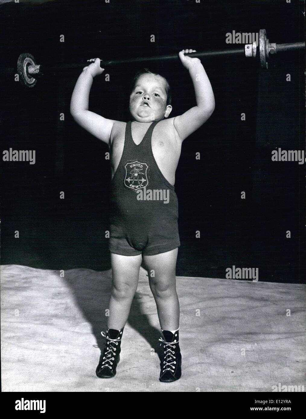 26. Februar 2012 - die weltweit härtesten vier-jährige: Jack Ingls wird in einigen der Praxis im Club in Kennington, von denen er Maskottchen ist. Sein Vater ist im Clubsekretariat. Er kann bereits 20 Pfund heben. Stockfoto