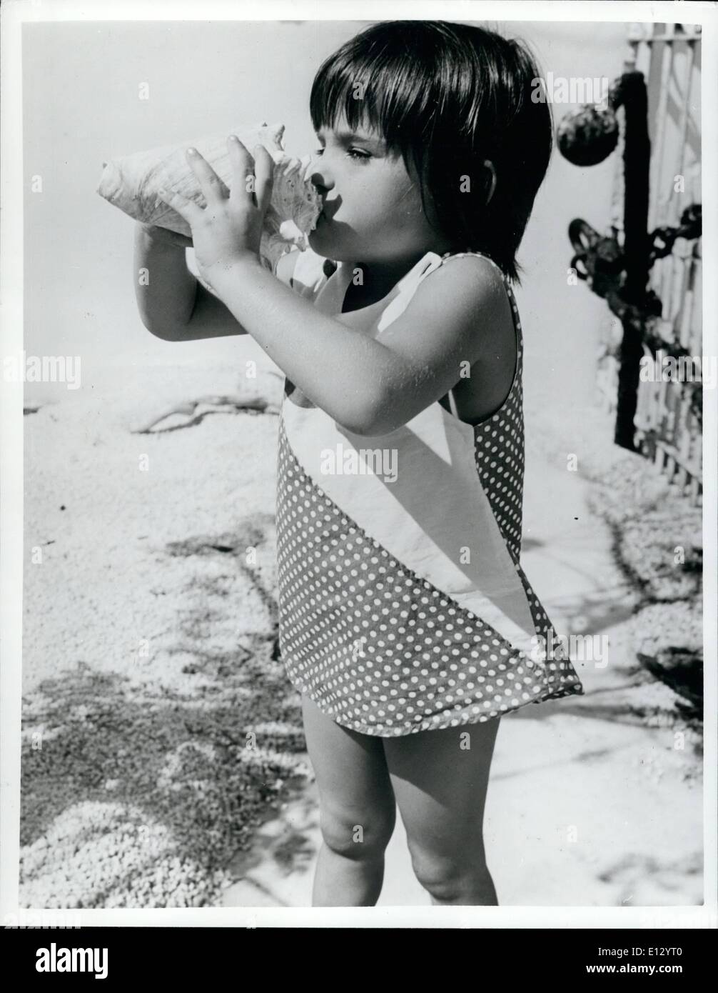 26. Februar 2012 - ist das Muschelhorn bläst Wettbewerb immer ein beliebtes Feature von Key West, Florida, Insel früher fest. Die kleinsten Champ, Robin Johnson, zeigt ihre Technik. Vor Jahren angegeben eine Explosion auf der Muschel ein Schiff in Not auf der Insel Korallenriffe. Stockfoto