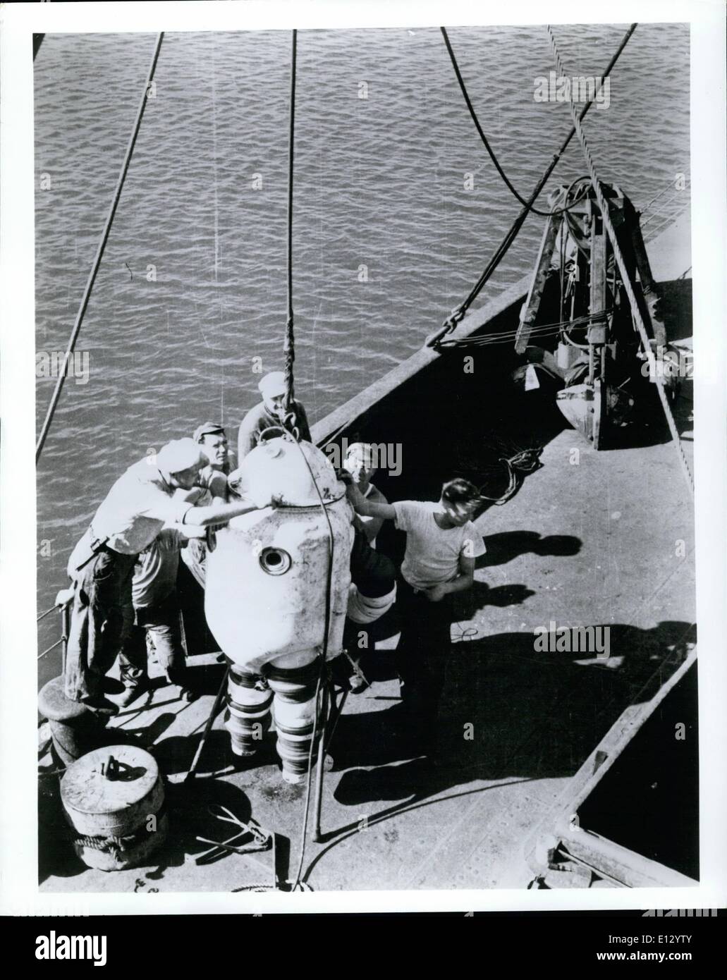 26. Februar 2012 - Bergung aus dem Meer: das Bergungsteam mit Iron Man an der Stelle wo RMS Niagara, im Pazifik, die wiederhergestellten 184.000 in Goldbarren im Jahr 1953 (über eine halbe Million Dollar unterging) Stockfoto