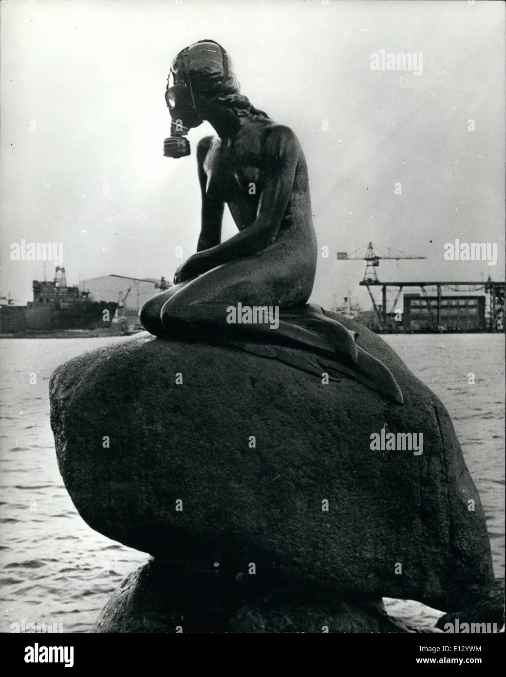 26. Februar 2012 - Gasmaske für die kleine Meerjungfrau; Eine Gruppe von jungen Leuten aus dem Verein zur Bekämpfung der Meeresverschmutzung vor kurzem eingerichtet ungefähr zwanzig Kopenhagens Statuen mit Gasmasken, mit der Hoffnung, das Passanten über das zunehmende Verschmutzung Problem nachdenken würde. das Foto zeigt. Kopenhagens berühmte Statue der kleinen Meerjungfrau nicht entgehen- und Adoroned mit einer Gasmaske war. Stockfoto