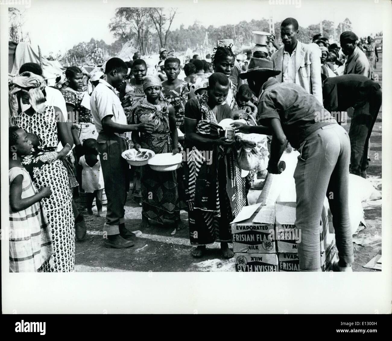 25. Februar 2012 - Elizabethville, Kongo, 6. September 1961 Flüchtlinge vor dem Konflikt in der Republik Kongo. Als Folge der Kämpfe eine innere Unruhe, die derzeit herrschenden in der Provinz Katanga, Republik Kongo, haben einige 35.000 Kongolesen gesucht, die Unterstützung der Vereinten Nationen bis sie in ihre Häuser zurückkehren können. Flüchtlinge, die in der Schlange für Lebensmittel rationieren von Mehl und Seide von UN in einem Lager geliefert. Stockfoto