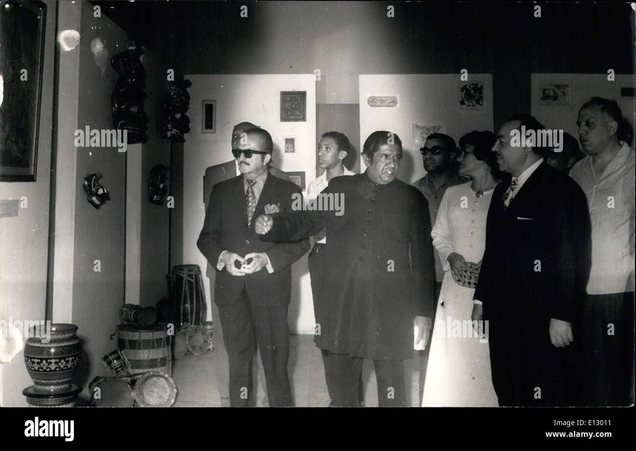 25. Februar 2012 - ägyptischen Minister für Kultur und Information Mohamed Abdel Kader. Dr. Hatem der Sri Lanka-Kunstwerke zu bewundern. Er ist auf der extremen Rechten und der Botschafter im Zentrum zu sehen. Reginald Merera 120672 Stockfoto