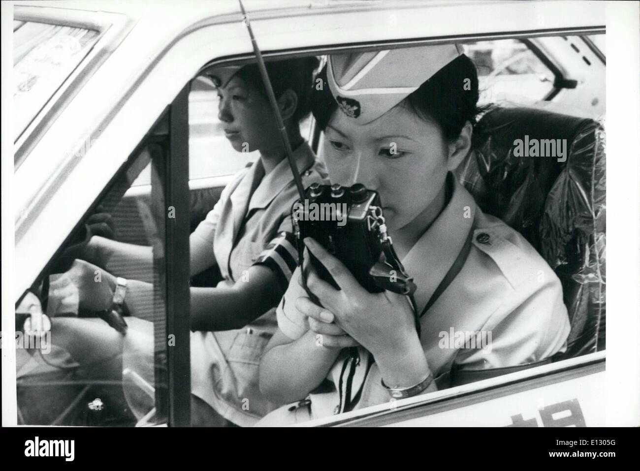 26. Februar 2012 - helfen Tokios PolizistInnen, Parkplatz Verbot durchzusetzen. Mit Walkie-talkie Funkgeräte, Tokyo Polizistinnen Bericht Autos geparkt in Stadt, Straßen, die weniger als 4,5 Meter breit, Polizei, Abschleppen von Fahrzeugen, die illegal geparkten Autos entfernt in ein hartes Durchgreifen zur Verringerung des Zustroms von Autos in Down-Town Tokio schleppen um Verkehrsstaus zu lindern und photochemischer Smog zu verringern. Mehr als 1.000 Polizisten und 46 Polizistinnen in 23 Mini-Autos plus 300 Motorrad-Polizisten nahmen Teil bei dem Überfall auf eine geschätzte 48.000 parkenden Autos wenn welche 64 Prozent im keine-Parkflächen zurückbleiben Stockfoto