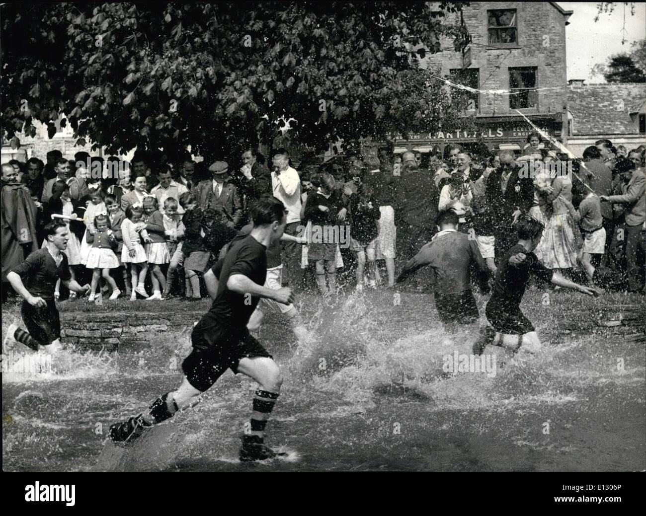 26. Februar 2012 - eine nasse Vorfeld der linke Flügel: jeden tritt und jeden Pass bedeutet eine ducking für jemanden und nicht immer der Spieler allein, aber die Zuschauer bekommen getränkt. Stockfoto