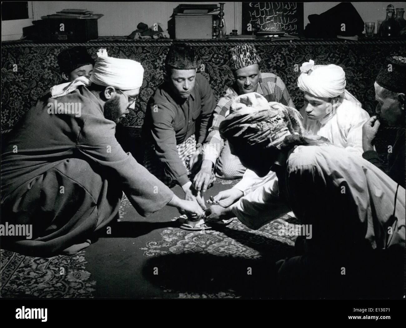 26. Februar 2012 - Cardiff Araber ihr Fasten brechen um 19:00: Während Fasten, wie Ramadan der Muslime nehmen keine Nahrung. Um 19:00 das Fasten wird gebrochen, und Community-Mitglieder, unter ihren neuen Sheik, Kekse und Termine. Ihr Tag hat im Gebet verbracht. Stockfoto