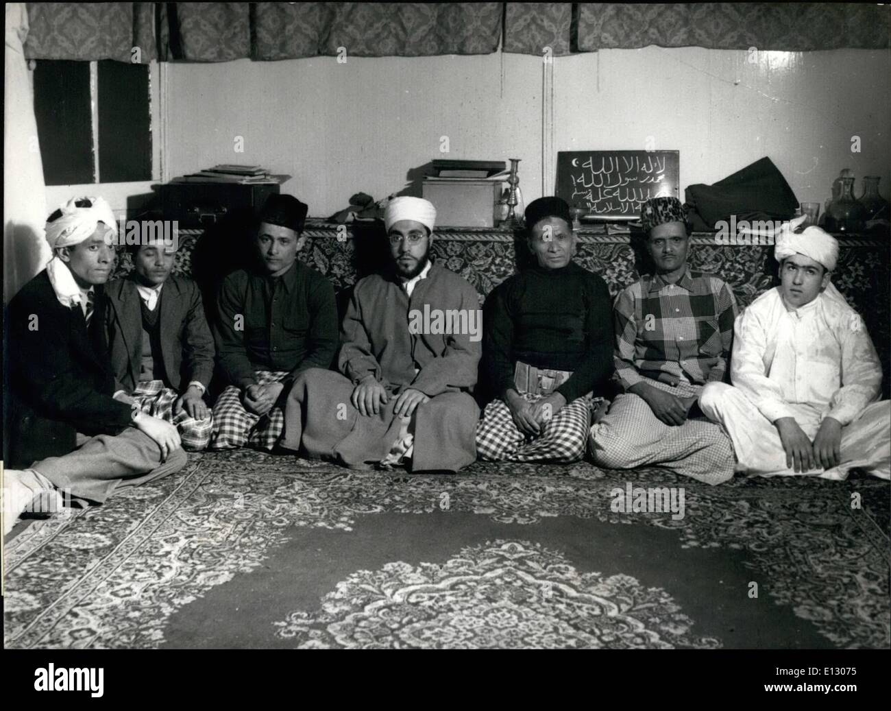 26. Februar 2012 - Muslime In Cardiff: A Meeting in The Moschee führende Mitglieder der Gemeinschaft treffen unter ihren neuen Sheik (weißen Turban und Gläser) am Sitz der Zouia Islamia Allaouia religiöse Gesellschaft. Stockfoto