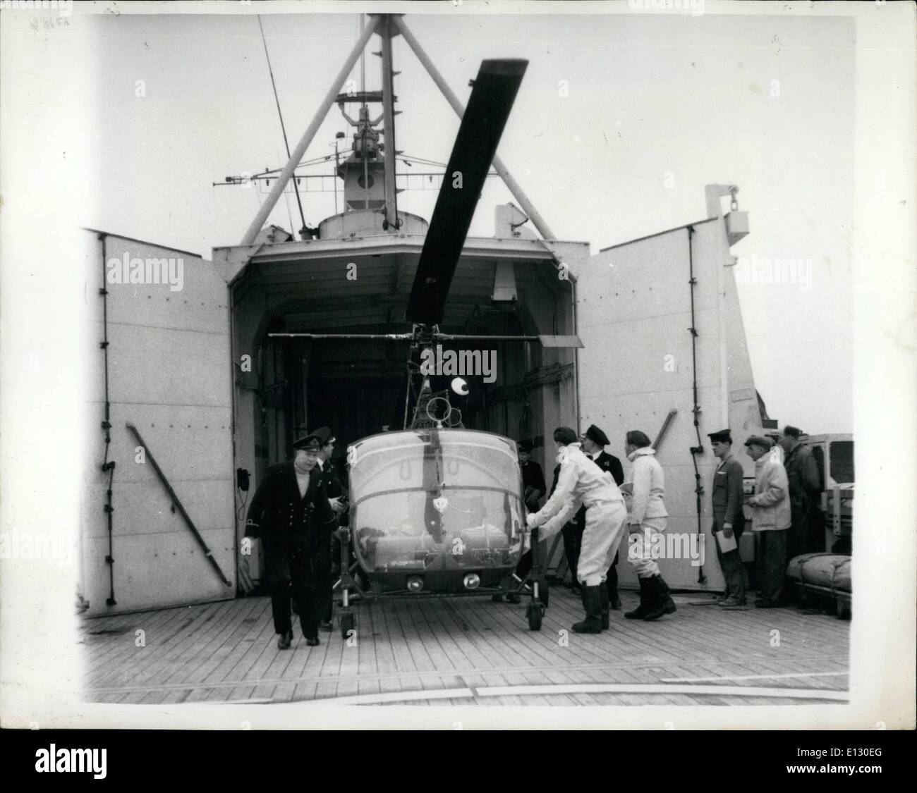 26. Februar 2012 - erste Bilder von HMS Vidal, der Royal Navy neue Umfrage Schiff Helikopter Studien an Bord. H.M Umfrage Schiff Vidal (Capt E.G. Irving, O.B.E, RN), abgeschlossen am H.M Dockyard, Chatham, komplettiert jetzt Prüfungen und ist der Besuch die Themse am Ende des Monats, wenn sie Mitglied des Vorstands der Admiralität inspiziert werden. Die Vidal ist das erste Schiff der Umfrage mit einem Hubschrauberhangar ausgestattet sein, und sie hat eine bemerkenswerte Klimaanlage Pflanze, die in der Lage, zur Gewinnung von Wärme aus dem Meerwasser unter arktischen Bedingungen ist Stockfoto