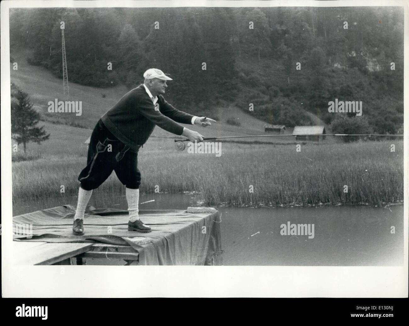 26. Februar 2012 - Deutsch amerikanische Festival der Gewehr-Men In Garmisch: Die erste deutsche amerikanische Festival der Gewehr-Frau Schusswaffen in Garmisch am 12. September stattfand und 13., 1953. Zu diesem Zweck die amerikanische Armee zur Verfügung der Gewehr-Mann 20.000 Patronen gestellt. Alle Arten von Gewehr waren da, auch diese, die seit dem Ende des Krieges versteckt wurden. Sie eh auf einer Entfernung von 130 m, Freihand schießen auf Ziele, Miniatur-Gewehr und Pistolen, sondern auch Tontauben schießen schießen. Vertreter der bekannte bayerische Gewehr-Männer-Clubs, amerikanische Offiziere und G.UI Stockfoto