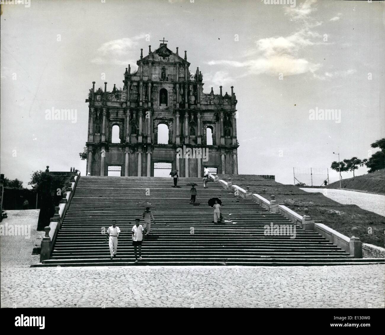 26. Februar 2012 - gehört zu den Sehenswürdigkeiten von Macao die Ruine der St. Pauls Kirche, wo nur die Fassade und die Schritte bleiben. Es wurde von Vater Spinola entworfen und komplett ca. 1637, die Handwerker, die als japanische Christen galt es als ein Wunder der Zeit. Durch sogenannte St. Pauls Kirche war es heute, als die Kirche der Muttergottes gebaut. An der Kirche befand sich eine berühmte College und Seminar, aus denen Hunderte von Missionaren in China und dem Fernen Osten her ging, befestigt. Wenn es im Jahre 1835 brannte, die Flammen ausbreiten, die Kirche und es wurde zerstört Stockfoto