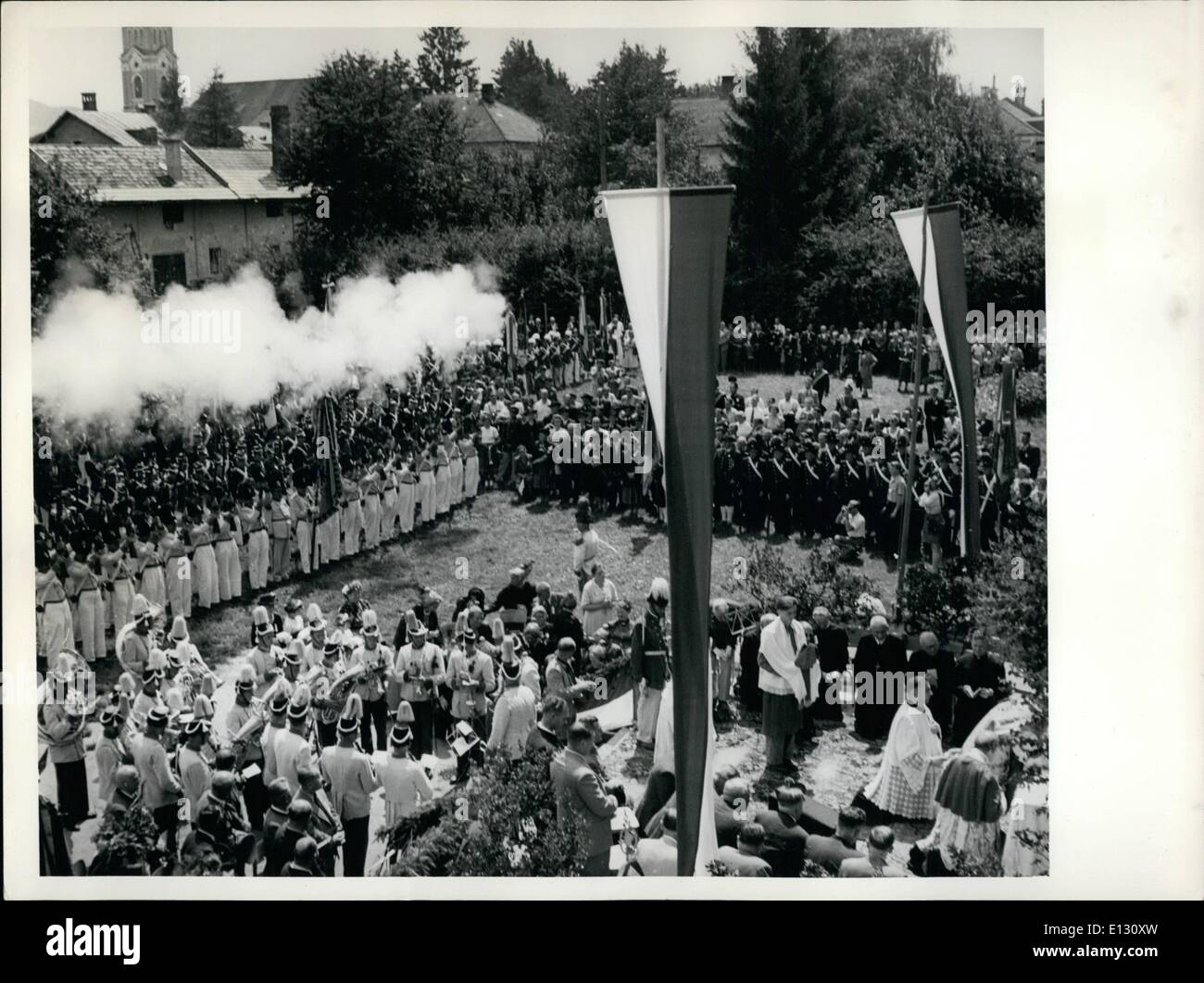 26. Februar 2012 - In Oberndorf, der österreichischen Stadt, statt die Seeleute von Deutschland und Österreich eine gemeinsame Feld Masse unter Salzburger Erzbischof Pf, Dr. Rohracher. Unser Bild zeigt die Gilde nur feuern einen Gruß. Stockfoto