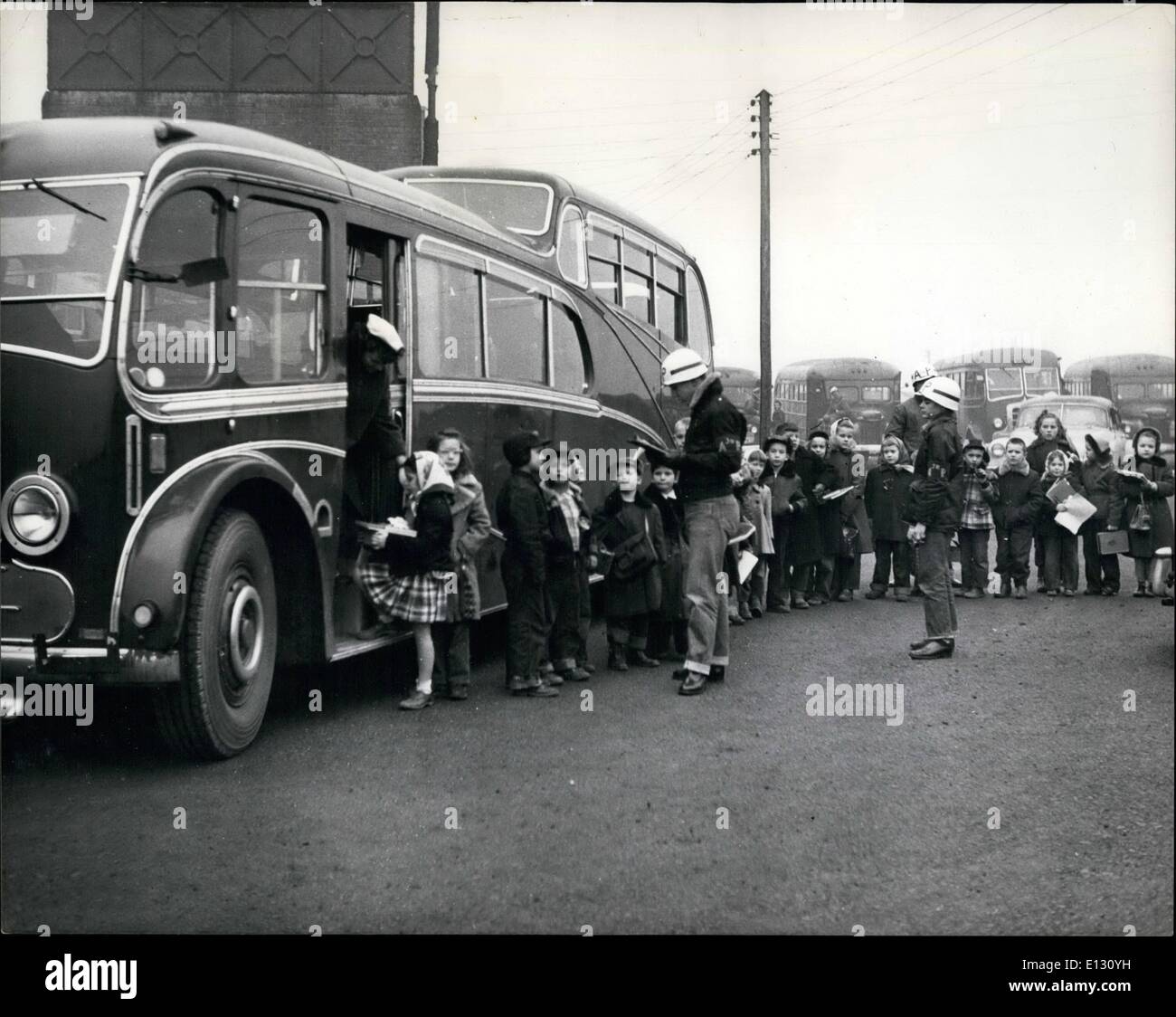 26. Februar 2012 - die Luftwaffenbasis Jugendlichen an Bord der Busse, die von und zur Schule, unter der Aufsicht von der Luft, die ihren Namen auf der Liste abhaken und sehen sie die Mselves während der Fahrt zu nehmen. Amerikanische Kinder beitreten Luftqualitätspolitik. Der US-Luftwaffe in Großbritannien haben Borelied 15 Kinder in ihre Flugpolizei, sie sind alle unter 16 Jahren und sind in ein sind gebildet worden Polizei Geschwader. Ihre Aufgaben umfassen halten Disziplin unter den SchülerInnen folgen die erste Hilfe für Kinder und Durchsetzung der Sicherheit im Straßenverkehr Stockfoto
