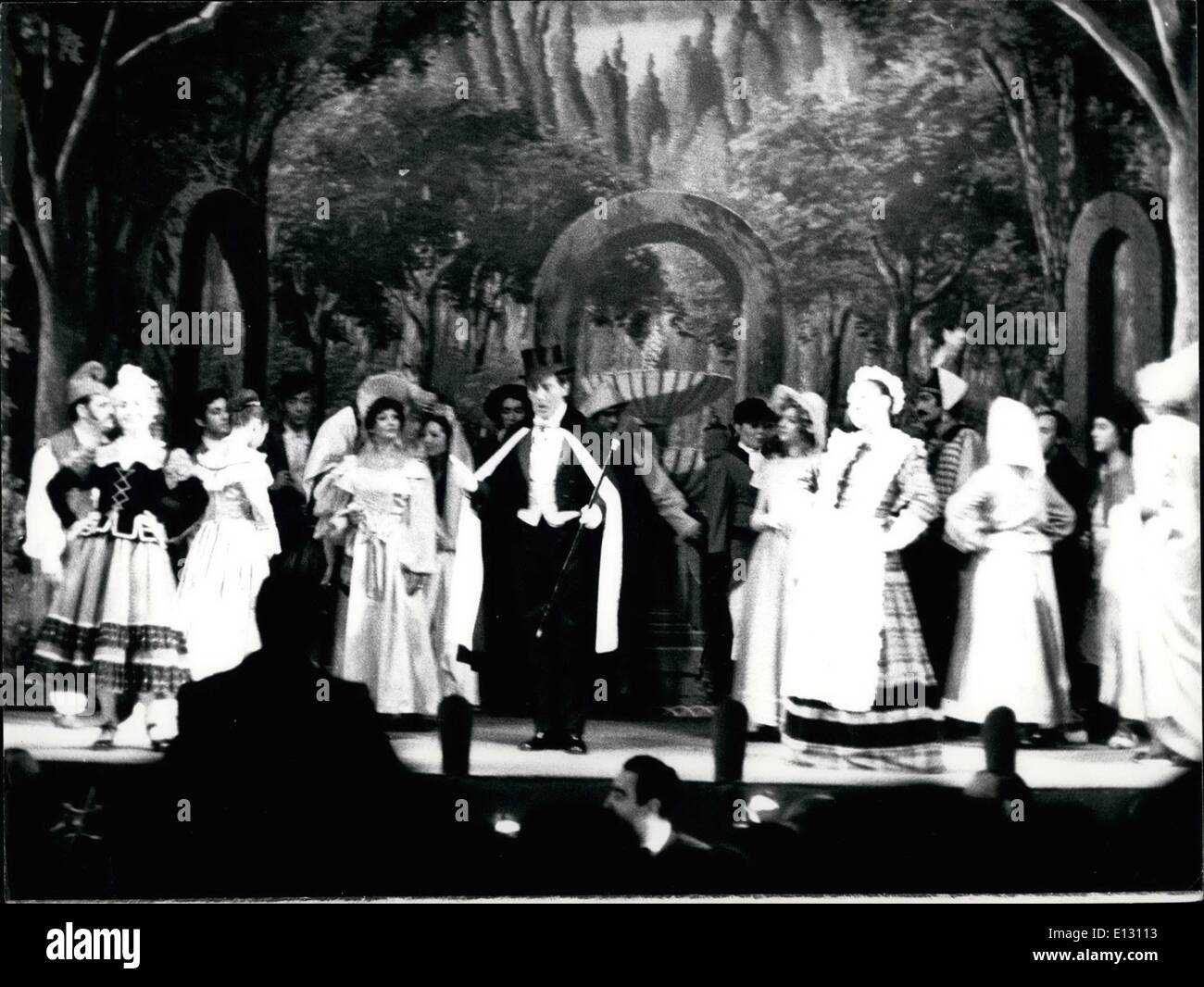 26. Februar 2012 - macht volles Kleid einen Eingang auf der Bühne der personifizierte Madrid Street, mit der Spitze hüten El Caballero de Gracia (der Gentleman von Grace Street), eine von Spaniens berühmtesten Melodien singen. Die Straße noch seinen berühmten Namen trägt, und ist nicht weit vom Teatro Lara. Stockfoto