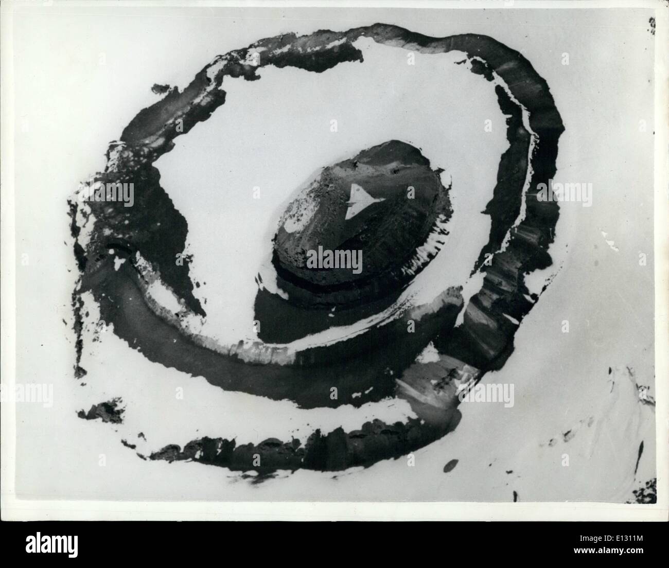 26. Februar 2012 - A Vulcan über Vulkan.: A Vulcan Bonber von 101 Geschwader R.A.F Finningly, Überfahren des Kraters des Kilimanjare, Kenia, während eines jüngsten Lone Ranger-Trainings. Diese Lone Ranger Langstreckenflügen erfolgt regelmäßig durch Großbritanniens V-Force, Initiative und Unabhängigkeit unter den Besatzungen zu fördern. 9.960 Meile Flug nach Kenia und zurück erfolgte auf dem relativ niedrigen Niveau von 42.000 und 44.000 ft. Stockfoto