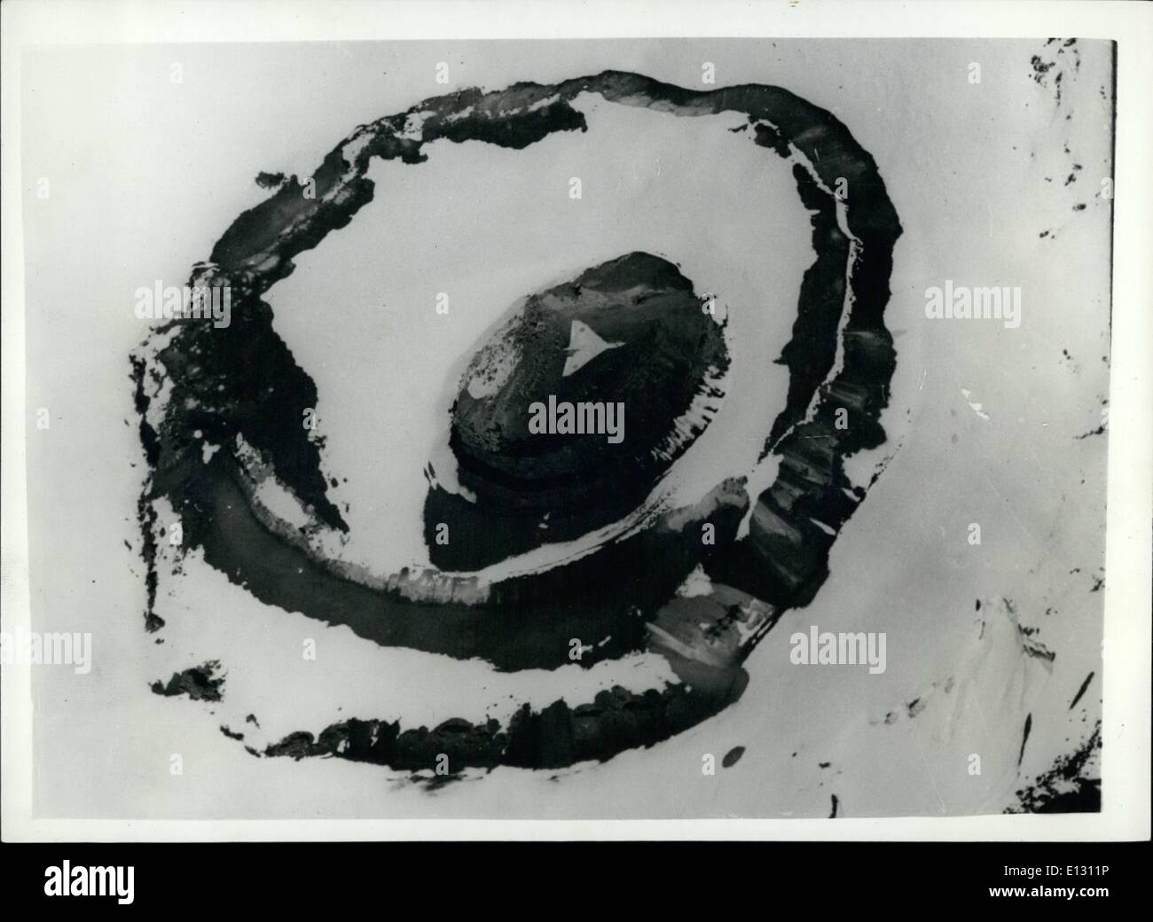 26. Februar 2012 - A Vulcan über Vulkan.: A Vulcan Bonber von 101 Geschwader R.A.F Finningly, Überfahren des Kraters des Kilimanjare, Kenia, während eines jüngsten Lone Ranger-Trainings. Diese Lone Ranger Langstreckenflügen erfolgt regelmäßig durch Großbritanniens V-Force, Initiative und Unabhängigkeit unter den Besatzungen zu fördern. 9.960 Meile Flug nach Kenia und zurück erfolgte auf dem relativ niedrigen Niveau von 42.000 und 44.000 ft. Stockfoto
