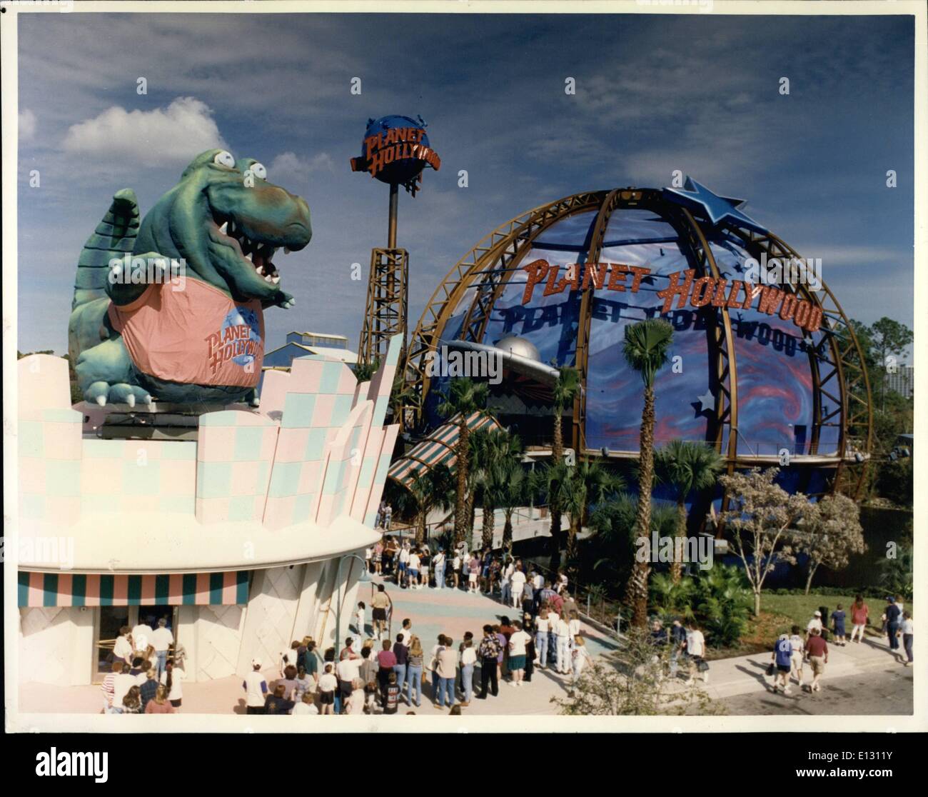 26. Februar 2012 - hat neues Wahrzeichen im Walt Disney World Resort '' gut gerundet Mahlzeiten '' neue Bedeutung im Urlaub Kingdom mit der Eröffnung des, angrenzend an Pleasure Island. Die 120-Fuss-Durchmesser Kugel ist 95-Füße hoch und verfügt über drei Restaurants Ebenen im Inneren. Das Restaurant verfügt über '' neue klassische Küche '' Männer-Elemente und eine umfangreiche Filmesammlung Erinnerungsstücke. Stockfoto