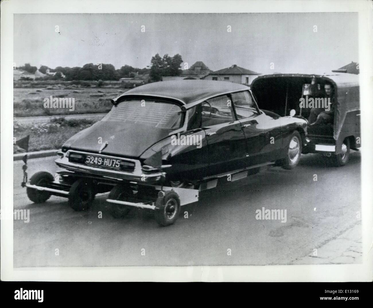 26. Februar 2012 - De Gaulie Auto abgeschleppt zurück: der französische Präsident Charles de Gaulle Auto wird auf Anhänger nach Paris geschleppt 23.August folgende Ermordung Versuch auf De Gaulle am Vorabend. Der französische Marktführer entkam unverletzt aus dem Hinterhalt am Rande der französischen Hauptstadt. Eine Maschinengewehr Kugel feuerte in seine Richtung ihn durch zwei Zoll. Stockfoto