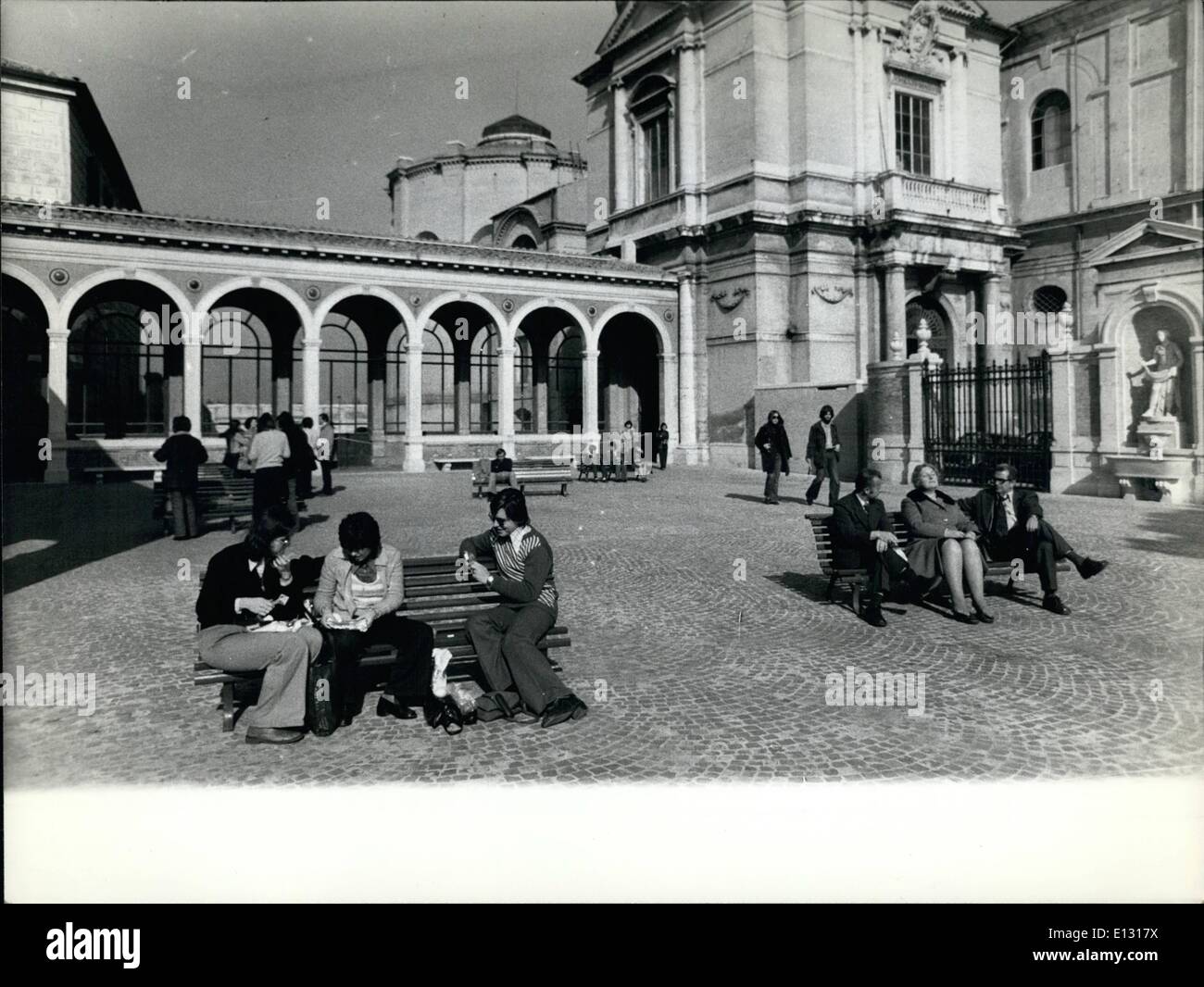 26. Februar 2012 - Restaurant für die Touristen in den Vatikan.: ein modernes Restaurant für Touristen im Vatikan anlässlich des Heiligen Jahres geöffnet wurde. Es besteht aus einer Substurranean Halle mit dem modernen Komfort und ein Dach mit Bar Ans "Selbstbedienung" mit schönem Blick auf die Kuppel der St.Peters. Stockfoto
