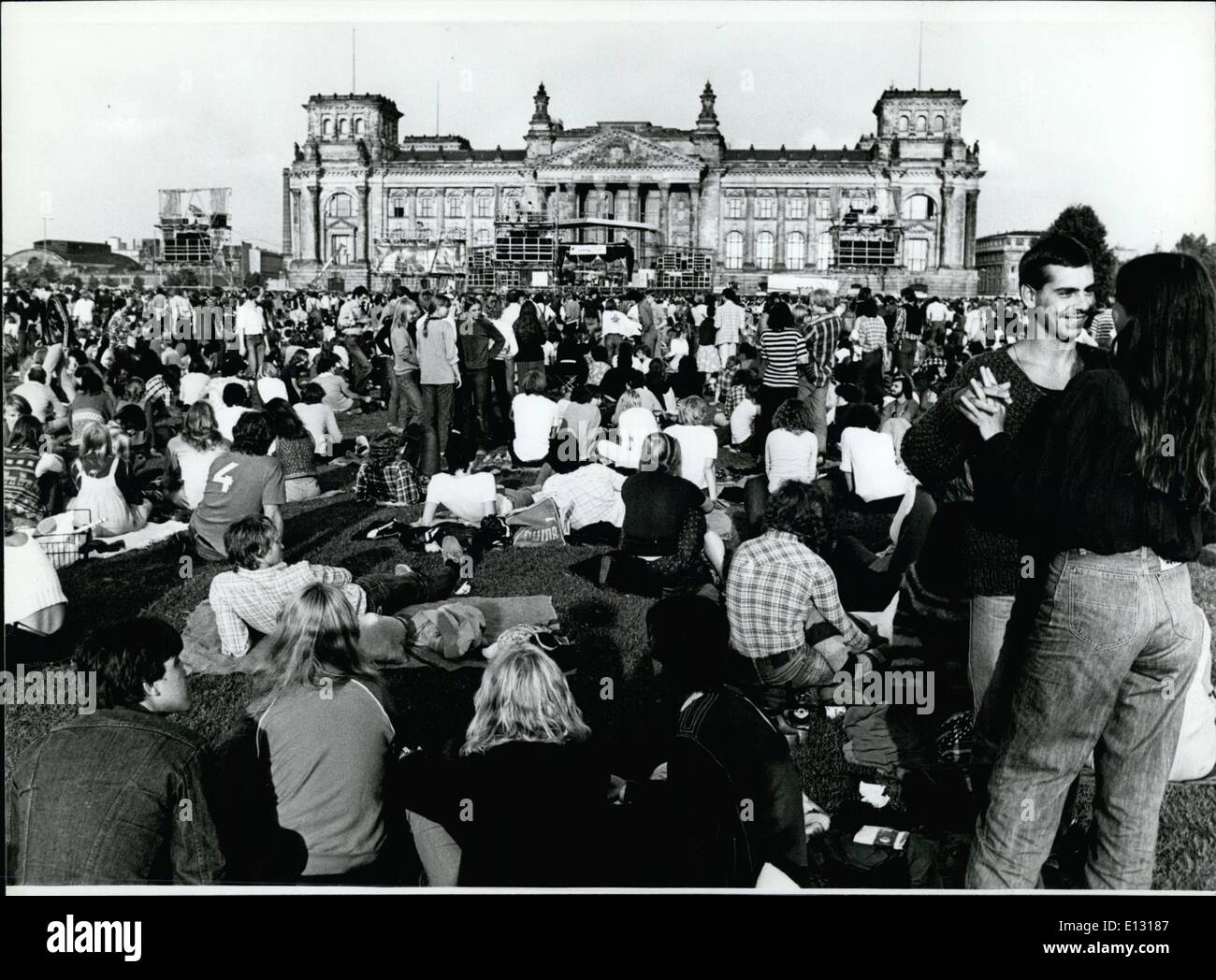 26. Februar 2012 - Rock-Konzert vor der Berliner Mauer die größte Open-Air-Rock-Konzert von Europa nahm Platz in Berlin - vor dem Berliner Reichstags-Gebäude (Bild) und - Wand. Rund 150.000 junge Menschen wurden von der berühmten britischen Gruppe "Barclay James Harvest'', '' Freiheit für Berlin'' auch sang genossen. Rund 500 junge Menschen aus dem Ostteil von Berlin wurden versucht, hören Sie die Musik aus West, aber gestoppt und brachte von der Wand weg von den Mitgliedern der Volkspolizei der DDR. Stockfoto