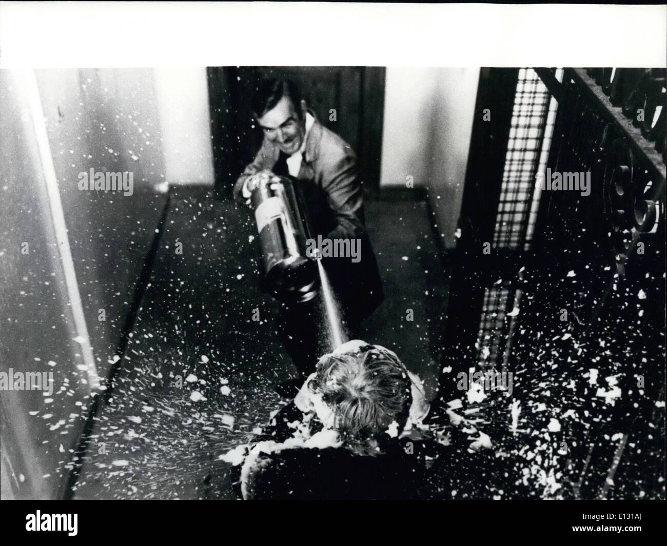 26. Februar 2012 - Bond wieder im Einsatz. Sean Connery Stars wie James Bond im Diamanten sind für immer mit Co-Stars Jill St. John, Charles Gray, Landa Wood, Jimmy Dean und Bruce Cabot. Produziert von Harry Saltsman und Broccoli mit Stanley Sopel als Produzentin, das Drehbuch basiert auf Ian Flemings Roman mit dem gleichen Namen und ist unter der Regie von Guy Hamilton. In Technicolor und Panavision gedreht, wird die Geschichte Hintergrund in Las Vegas erschossen. Southern California und Amsterdam mit Innenraum Dreharbeiten in den Pinewood Studios, London Stockfoto