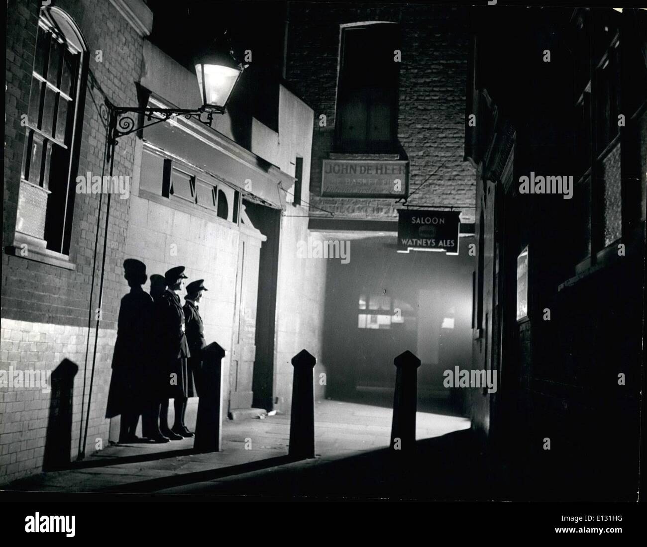 26. Februar 2012 - The Blue Angels von Soho: die Zeit ist 10.p.m. Der Ort einer finsteren Gasse in Soho. Öffnet sich die Tür einer Kneipe. In das Licht ein paar Londoner '' Blue Angels'' aufgedeckt wurden, warten. Bald werden es bald Feierabend wird es '' weibliche Delingquents'' zu bewältigen. Stockfoto