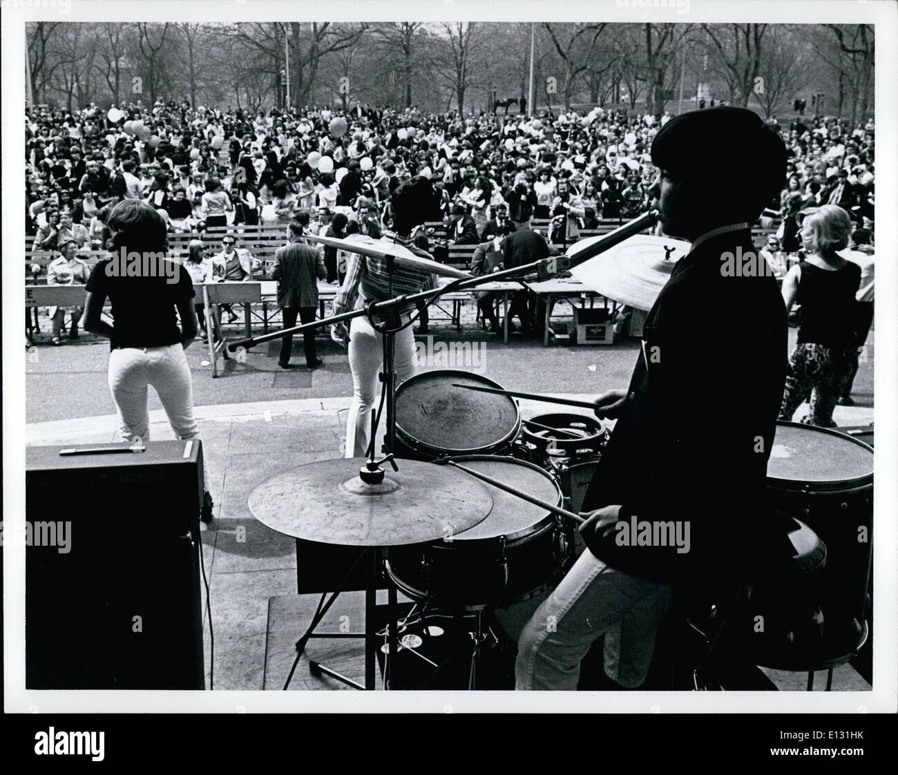 26. Februar 2012 - '' New Yorks Central Park wird Go ''-''': New York, N.Y.: einige 5.000 sich windend, Zittern und zucken heranwachsende Mädchen genießen die ersten 10 Gogo-Tänze im New Yorker Central Park und umliegenden Stadtteilen stattfinden. Stockfoto