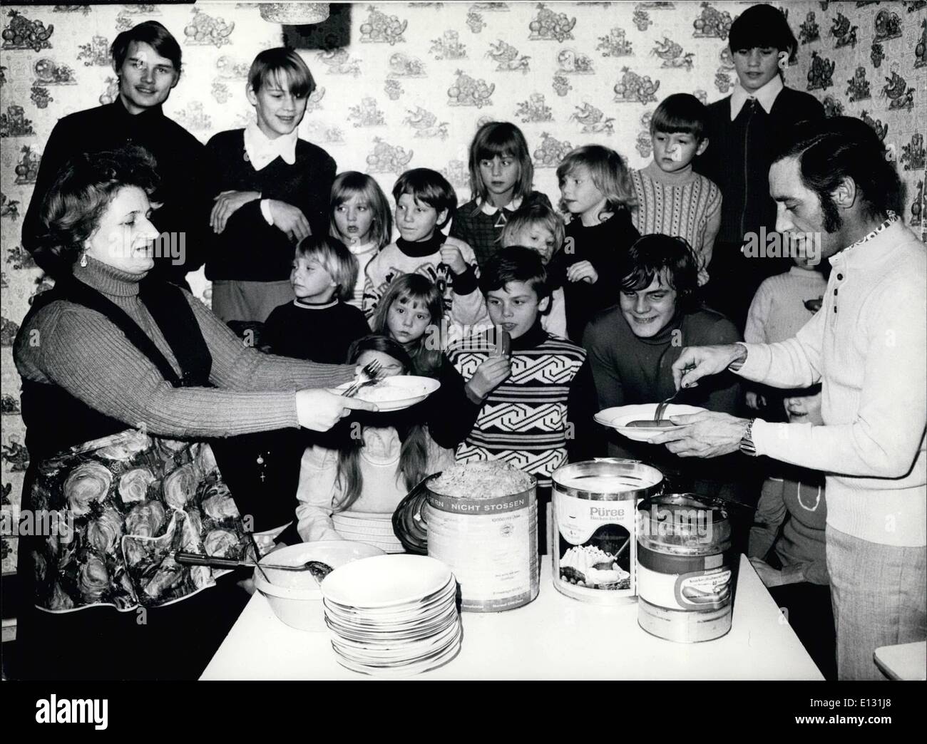 26. Februar 2012 - ist der Koch-Familie wahrscheinlich das größte in der Bundesrepublik Deutschland. Große Mengen sind notwendig, wenn die Koch-Familie in Larmerstadt/Bayern zum Mittagessen bekommt. Maler Werner Koch und seine Frau Brunhilde, die 1973 verheiratet, haben zusammen 20 Kinder. Elf von ihnen sind aus der ersten Ehe von Werner Koch, während die anderen neun aus der ersten Ehe von Brunhilde Koch. Die Lebenshaltungskosten fallen nicht nur durch den Gehalt von Werner Koch, sondern auch durch Subventionen und finanzielle Hilfe der ältesten Kinder, die zur Arbeit gehen, 125 Pfund Brot, 50 kg Stockfoto