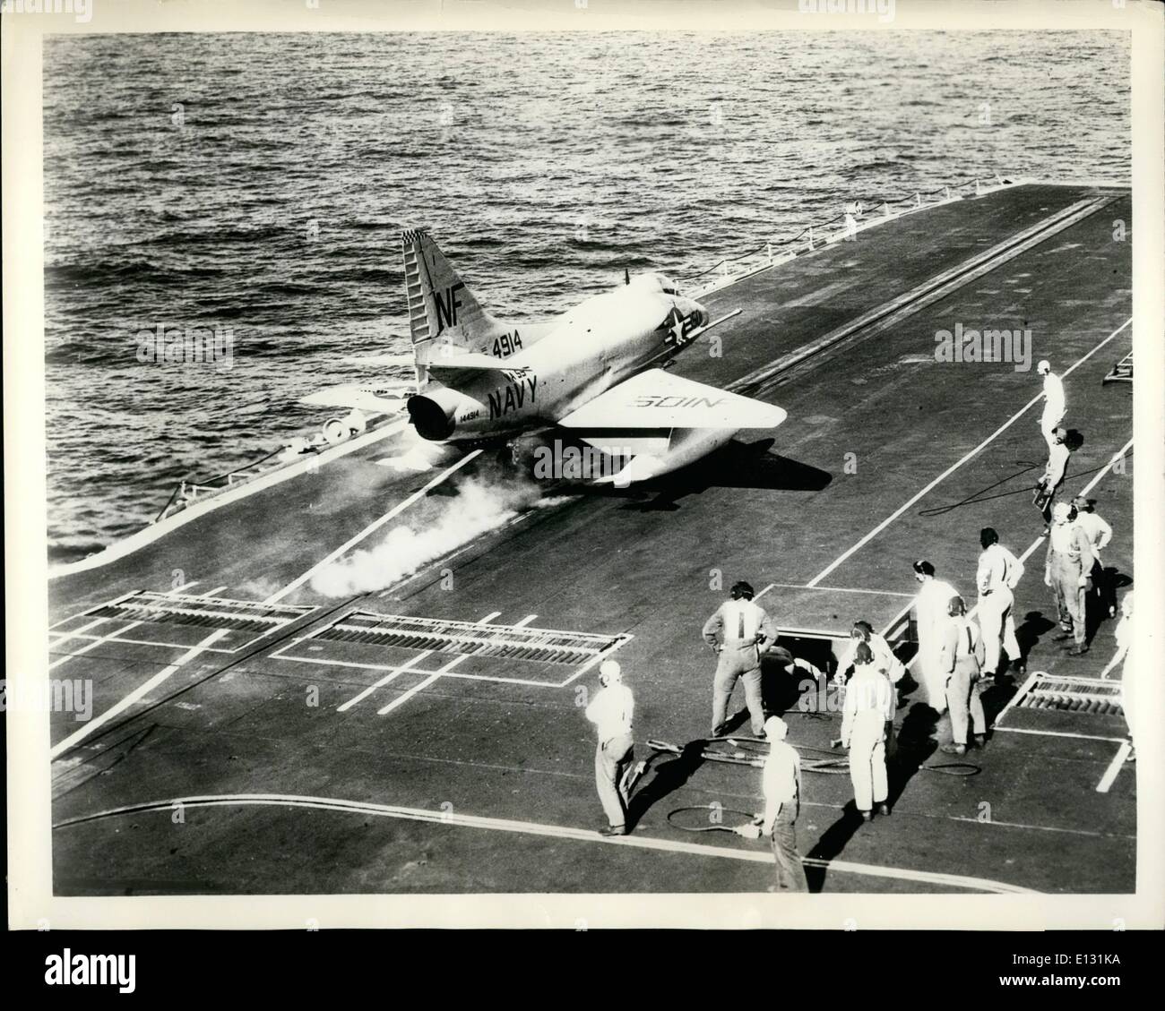 26. Februar 2012 - American British Schwellenholz In China Sea: A US Navy Skyhawk, leichten Angriff Bomber, wird vom britischen Träger HMS Victorious während des Trainings '' Schwellenholz '' in das Südchinesische Meer geschleudert. Die amerikanischen Jet war von der U.S.S.-Ticonderega, die mit ihrer Escort mit der britischen Flattop und seine begleitenden Gefäße ausübte. Zweck der Übung war die vollständige Integration, das Flugzeug einer jeden Nation Bewaffnung mit den Waffen der anderen und die Richtungen von Operationszentren in entweder der Träger. Stockfoto