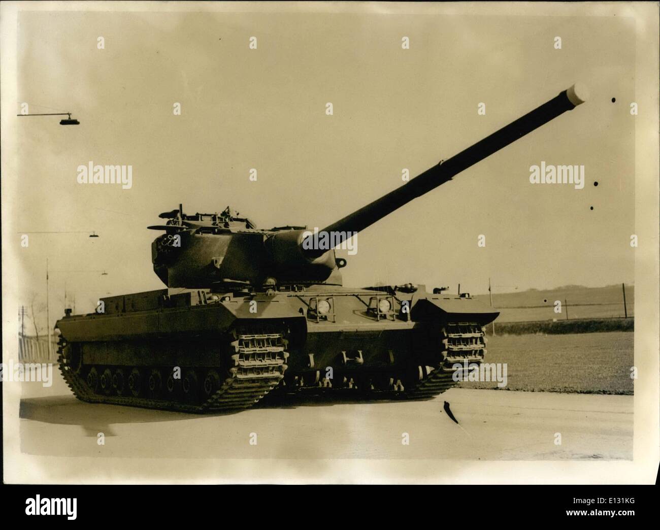 26. Februar 2012 - verkünden das Kriegsministerium und das Versorgungsministerium, dass die schwere Waffe Tank den Eroberer genannt werden jetzt in limitierter Produktion. anfängliche Problemen für Truppenversuche an die britische Armee in Deutschland werden in den nächsten zwei bis drei Monaten beginnen. Dieser Panzer werden und kein Ersatz der Centurion-Panzer. Der Eroberer Entwicklung in geschlossenen die Lösung für viele Problem in Suspension, Kraft und Übertragung und in der Gun-Steuerung Stockfoto