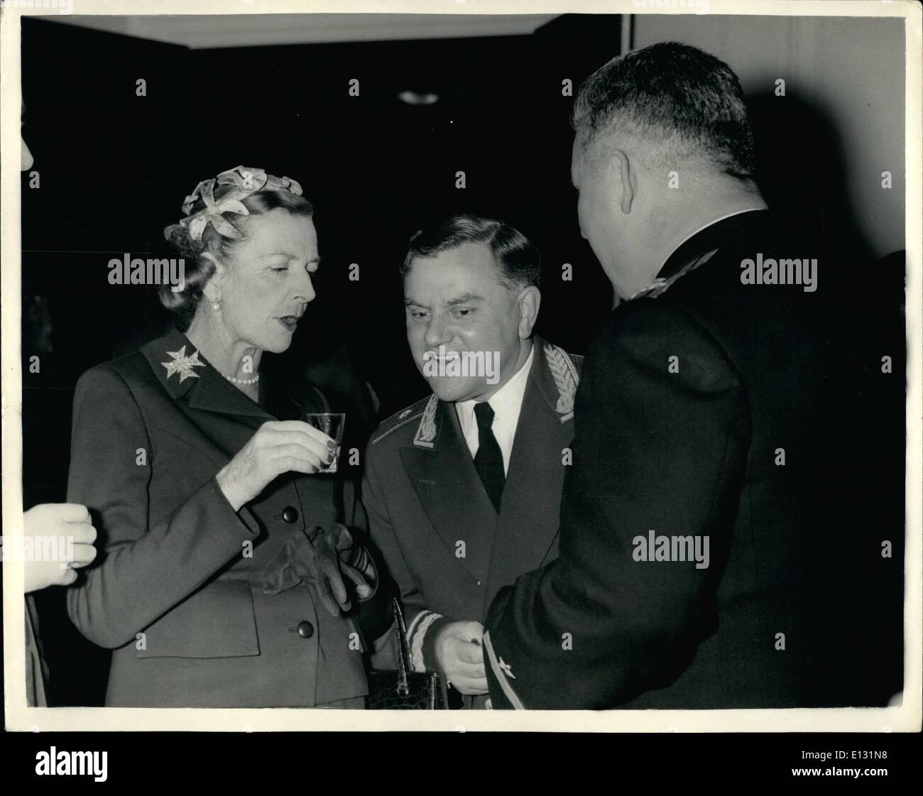 26. Februar 2012 - Rezeption in der russischen Botschaft On The Anlass Of zum 40. Jahrestag der Oktoberrevolution: Jacob Walik, dem sowjetischen Botschafter, ein Empfang der russischen Botschaft in London heute Abend anlässlich des 40. Jahrestags der großen Oktoberrevolution. Das Foto zeigt Lady Mountbatten im Gespräch mit dem russischen Militär-Attache Rogow (Mitte) und die russische Marine-Attaché, Eliseenko, an der Rezeption heute Abend. Stockfoto