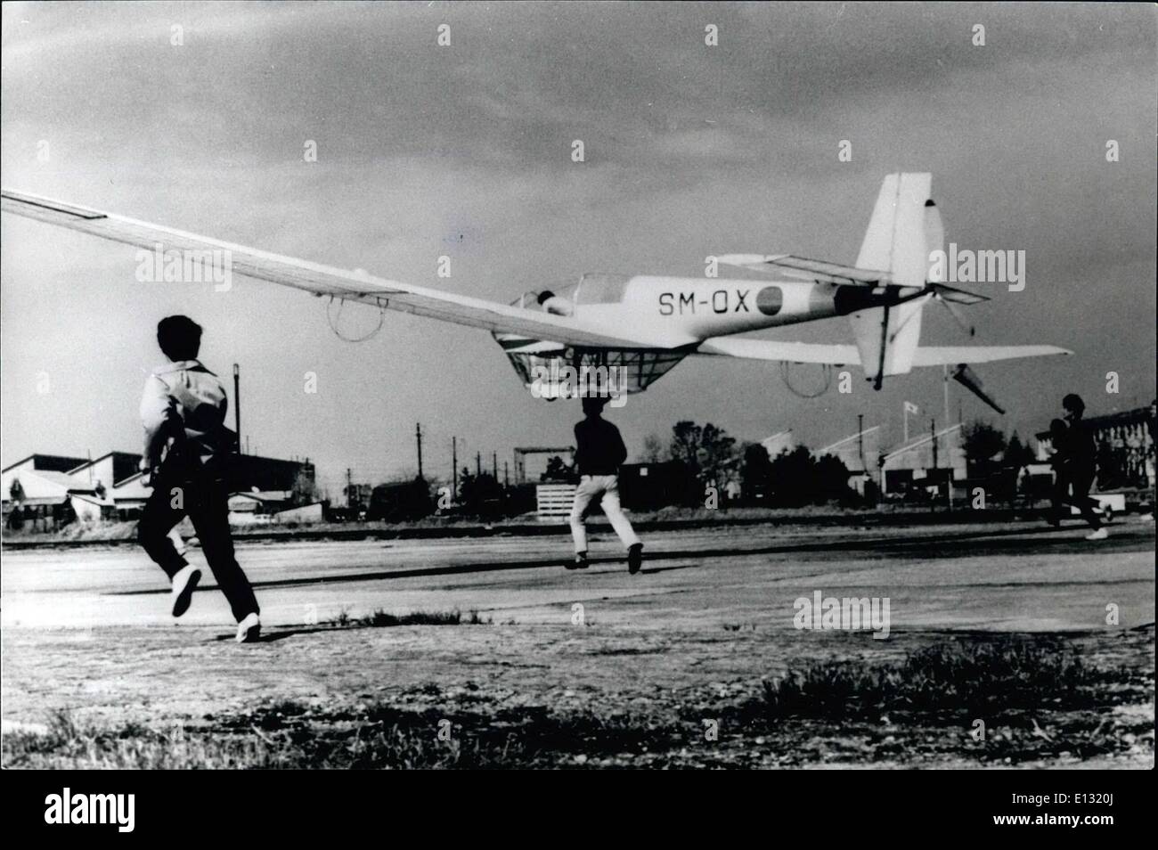 26. Februar 2012 - japanische Studenten bauen zwei erfolgreiche '' Mann betriebene '' Flugzeuge: Zwei verschiedene Arten von Mann-angetriebene Flugzeuge, die SM-OX-1 und die '' Linnette'' haben erfolgreich in Japan geflogen wurde nach dem Bau von Studenten. Die SM-OX-1 wurde von Studenten der Fukuoka Dai-Ichi Senior High School unter der Leitung von Kenichi Maeda, ein Lehrer an der Schule gebaut und Professor Hiroshi Sato der Kyushu-Universität. Ein anderer Lehrer Masanobu Araki ist es gelungen, den späten Herr Maeda. Die '' Linnette'' wurde von Studenten der Luftfahrt-Abteilung der Nihon Universität gebaut. Stockfoto