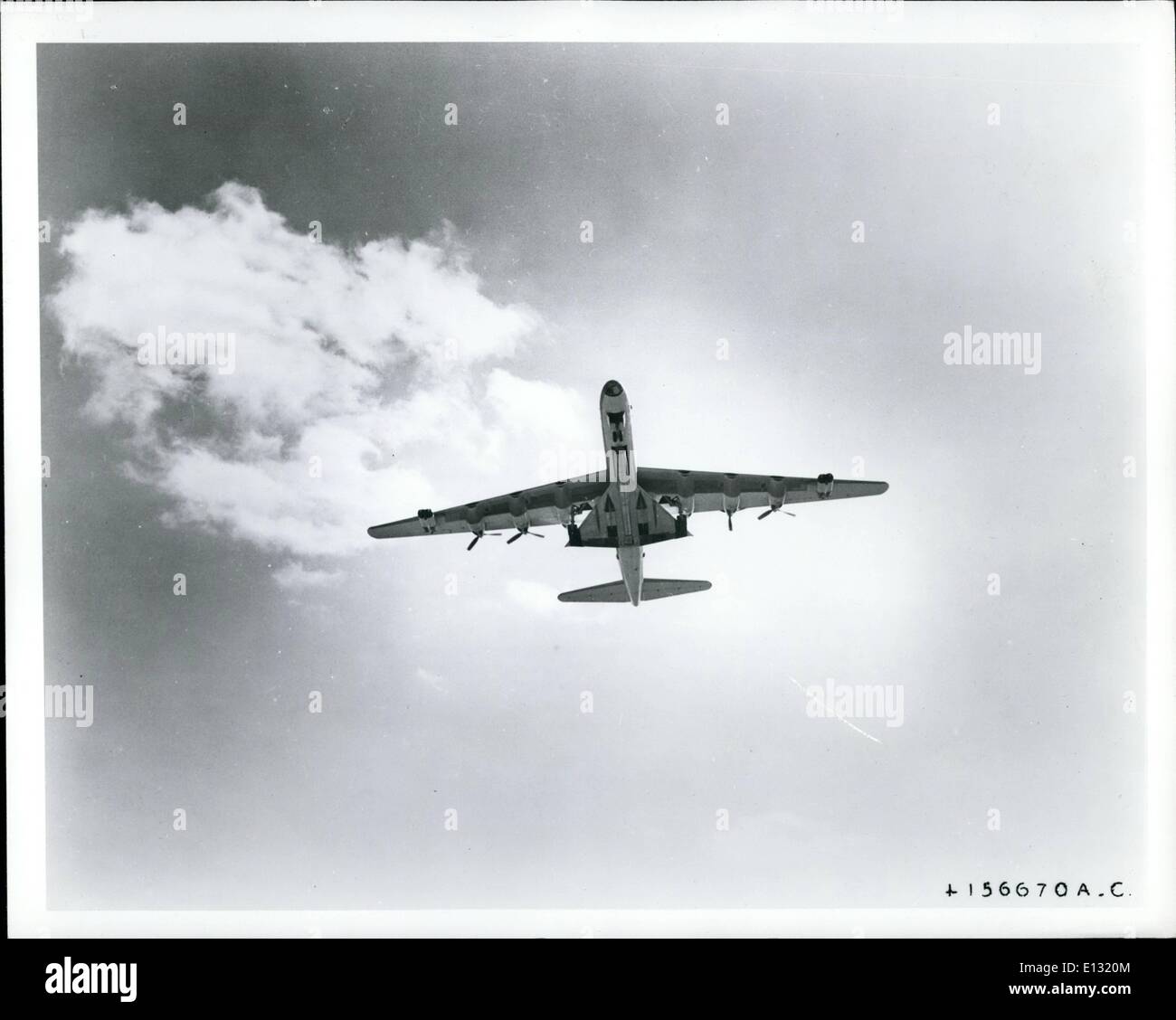 26. Februar 2012 - erfolgte A.C. weltweit schnellste Bomber unter dem Bauch des weltweit größten Bomber heute in einem der ungewöhnlichsten Luftverkehrsbetrieb in der Geschichte. Convair Abteilung der allgemeinen lebendige Corporation, Erbauer der beiden Flugzeuge verwendet einen B-36 Bomber, um einen b-58 Überschall-Bomber aus Fort Worth, Texas, nach Dayton, Ohio zu schleppen. Die Delta-winged b-58 abzüglich seiner vier Düsentriebwerke und anderen Geräten wurde teilweise in die B-36 Bombenschacht für den nonstop-Flug nach Wright-Patterson Air Force Base versteckt. Stockfoto
