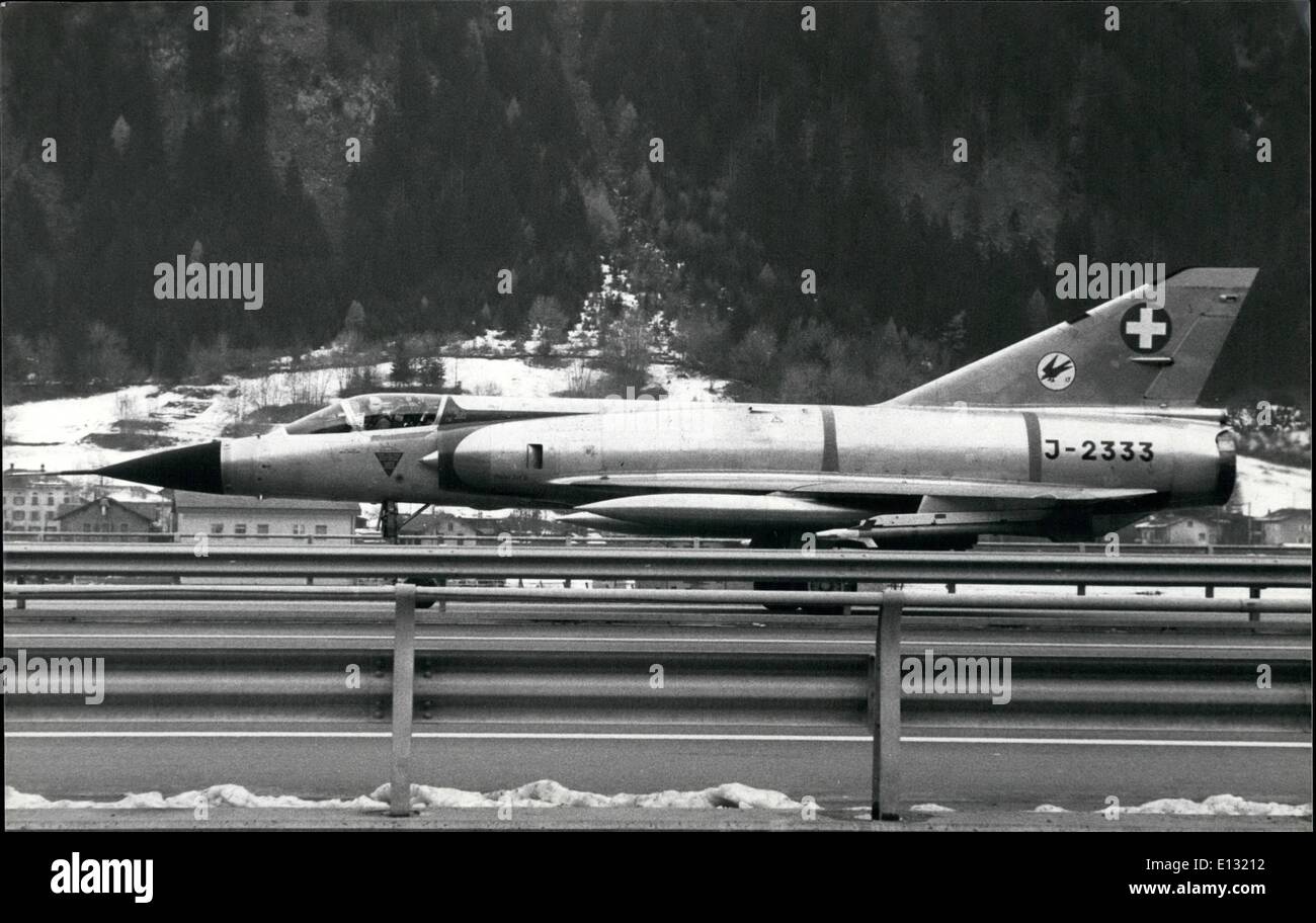 26. Februar 2012 - Schweizer Luftwaffe Flugzeuge auf alpine Autobahn: während der eigentlichen Schweizer Luftwaffe Training Flugzeuge des Typs Hunter und Mirage Stockfoto