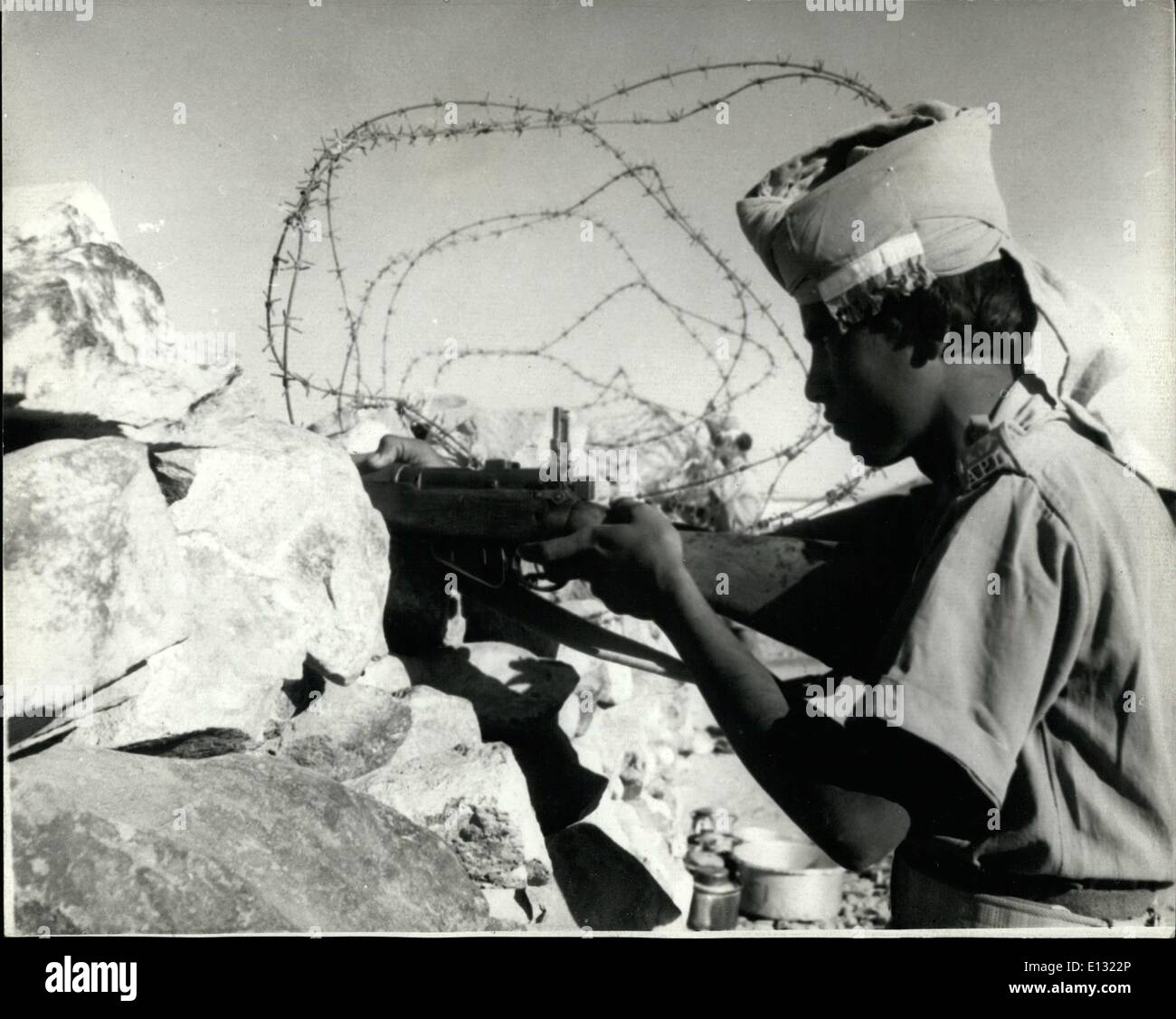 26. Februar 2012 - EIN Mitglied der A.P.L. mans eine Steinschleimmauer auf ständiger Suche überragte den Jemen, für Einfälle von marodierenden Triosmen Stockfoto