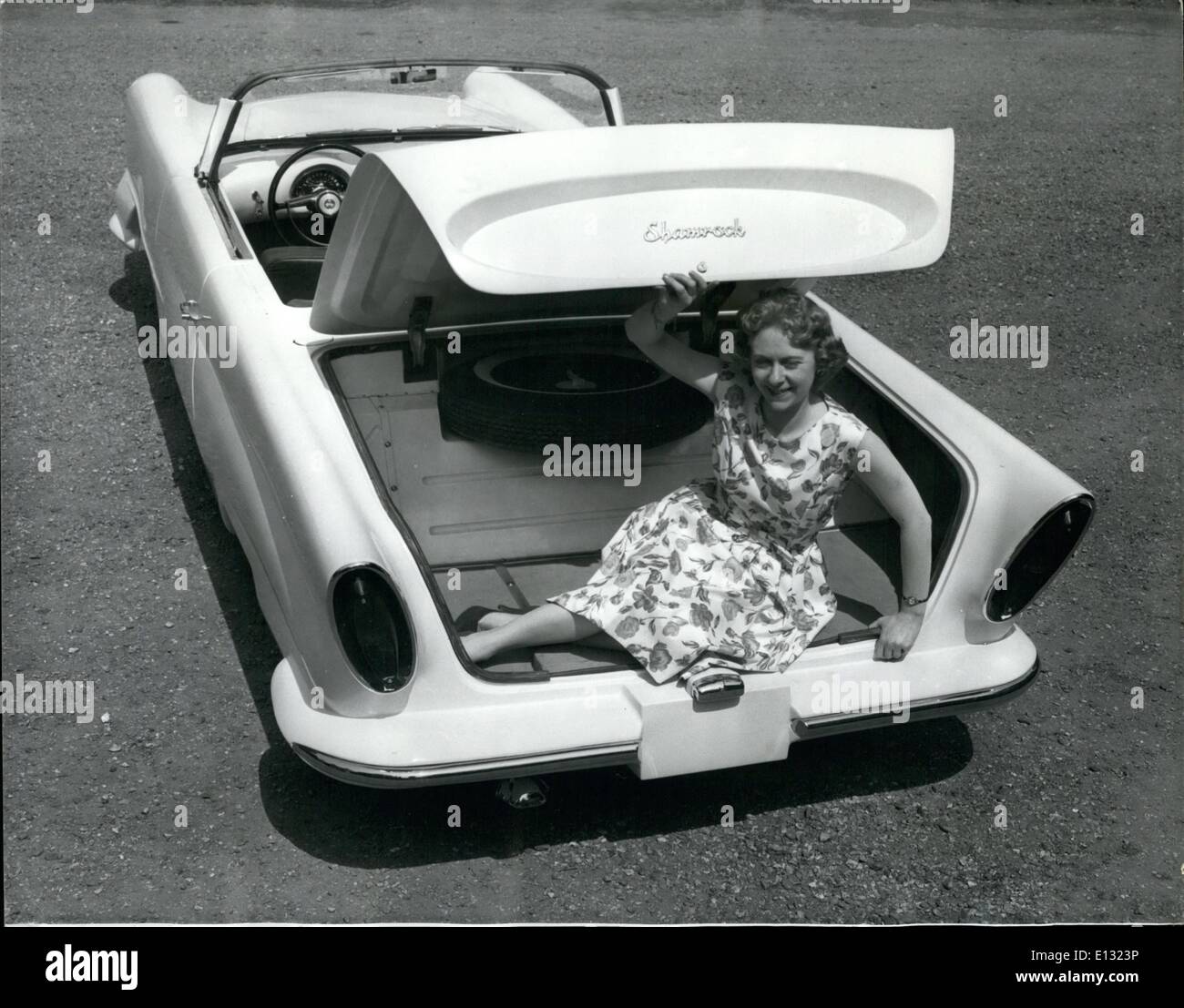 26. Februar 2012 - Vorschau auf die '' Shamrock''. Britische Plastikkörper Neuwagen mit a55 Motor: eine Vorschau fand heute in East Molesey '' Shamrock'' - Familie Sportlimousine. Es ist ein Kunststoff körperreich Familie Sportlimousine, von British Motor Corporation Komponenten von Mr W.Curtis, ein Amerikaner - entworfen und hergestellt von Shamrock Motoren, Broad Street grün, Guildford, Surrey. Es hat eine Austin A55-Engine, und die heute Arbeit ist Make aus harzbasierten Polyesterharz und Glasfaser. Der abnehmbare Exportmarkt - das Auto ist Preise 00 - ist niedrig und gestrafft - mit transatlantischen Linien Stockfoto