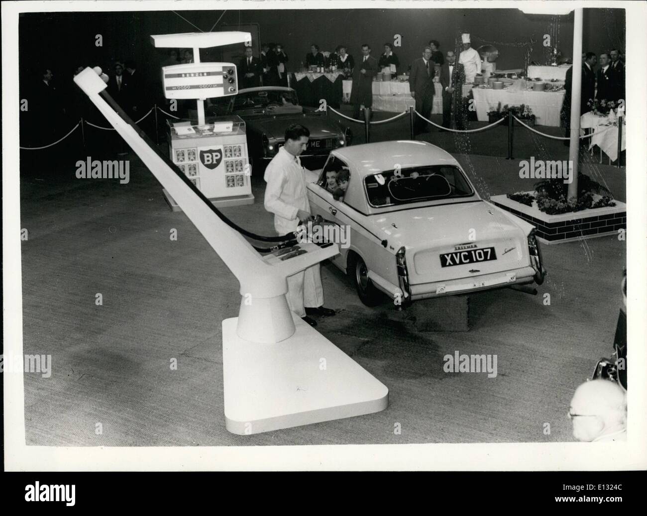 26. Februar 2012 - Einführung der '' Autovista "neue Art von automatischen Zapfsäule von b.p. Ein revolutionäres neues System zur Abgabe Felder an Tankstellen - zeigte sich gegenüber der Presse heute Morgen von British Petroleum Company - im Leavsden. Hertfordshire. Das neue System soll von BP und ist bekannt als '' Autovista'', das Auto ist mit welcher Heaver Grade Kraftstoffbedarf serviert - einschließlich "Zweitakt" Diesel - um den genauen Betrag - gesteuert durch eine elektronische Schaltung, die voreingestellt ist Stockfoto