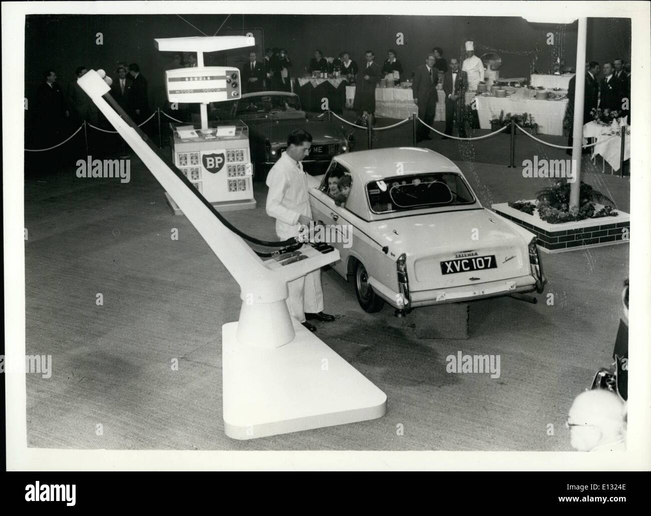 26. Februar 2012 - Einführung der '' Autovista "neue Art von automatischen Zapfsäule von B.P. Ein revolutionäres neues System zur Abgabe Felder an Tankstellen - zeigte sich gegenüber der Presse heute Morgen von British Petroleum Company - im Leavsden. Hertfordshire. Das neue System soll von BP und ist bekannt als '' Autovista'', das Auto ist mit welcher Heaver Grade Kraftstoffbedarf serviert - einschließlich "Zweitakt" Diesel - um den genauen Betrag - gesteuert durch eine elektronische Schaltung, die voreingestellt ist Stockfoto